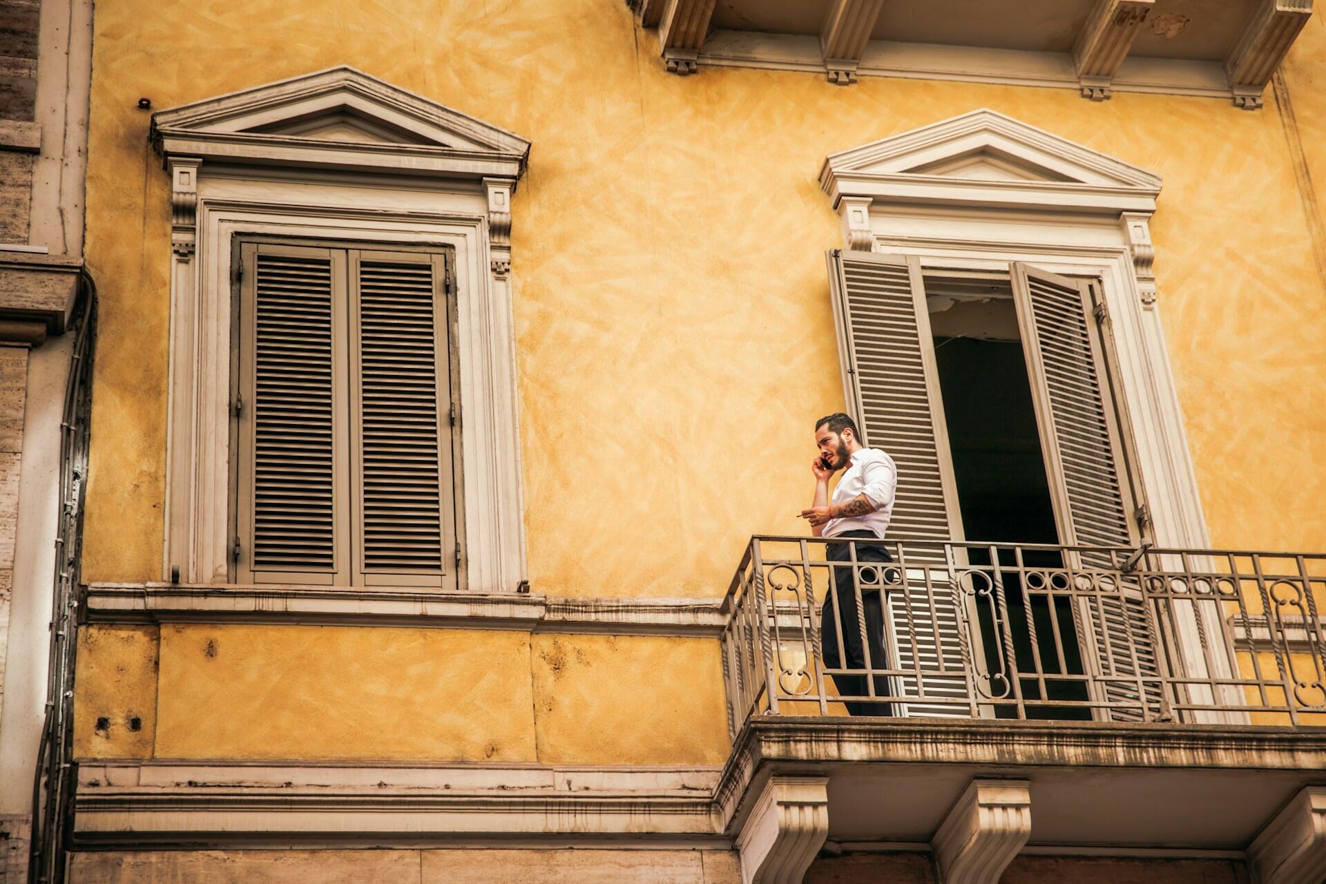 Italiener taler i telefon