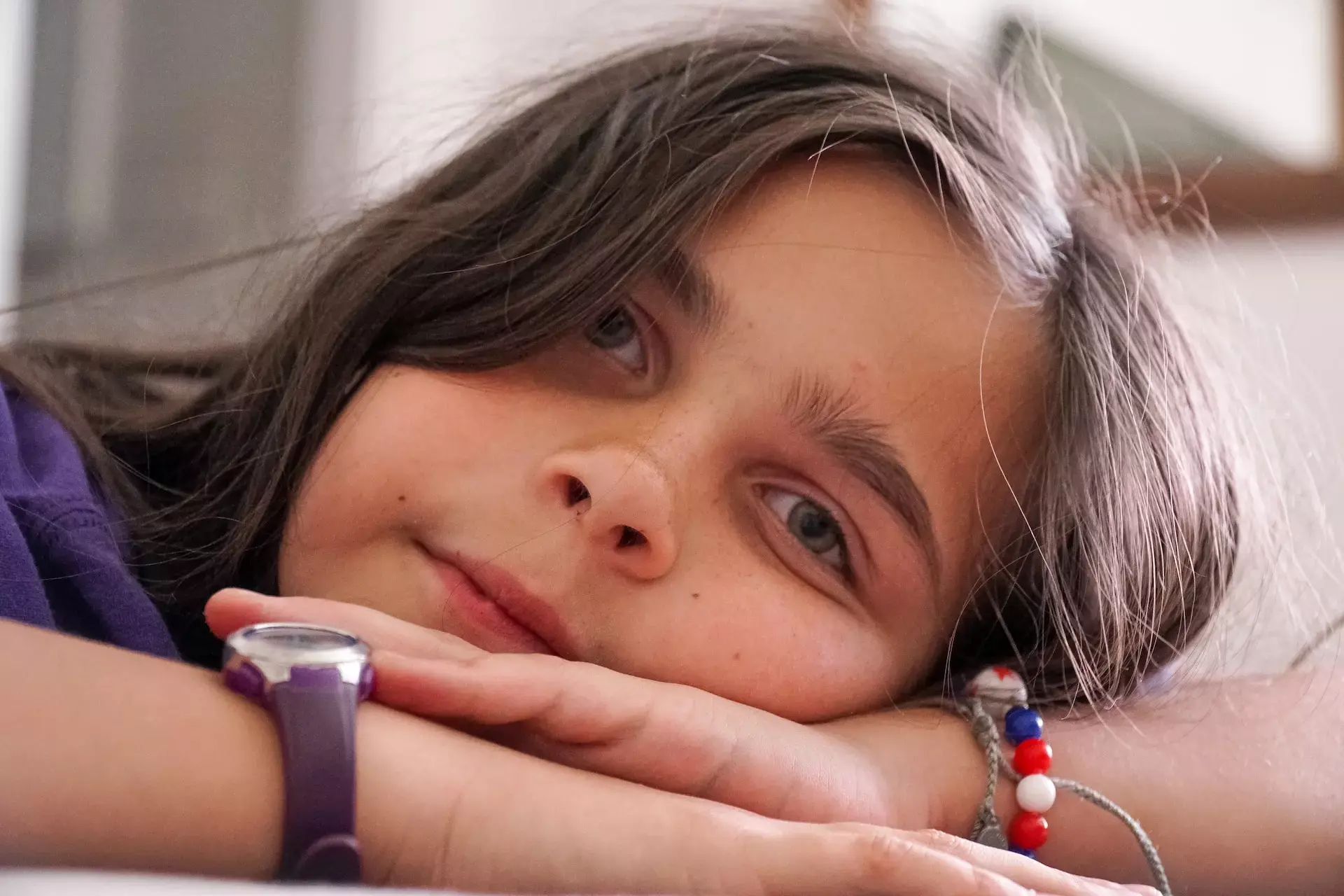 piger kigger i kameraet