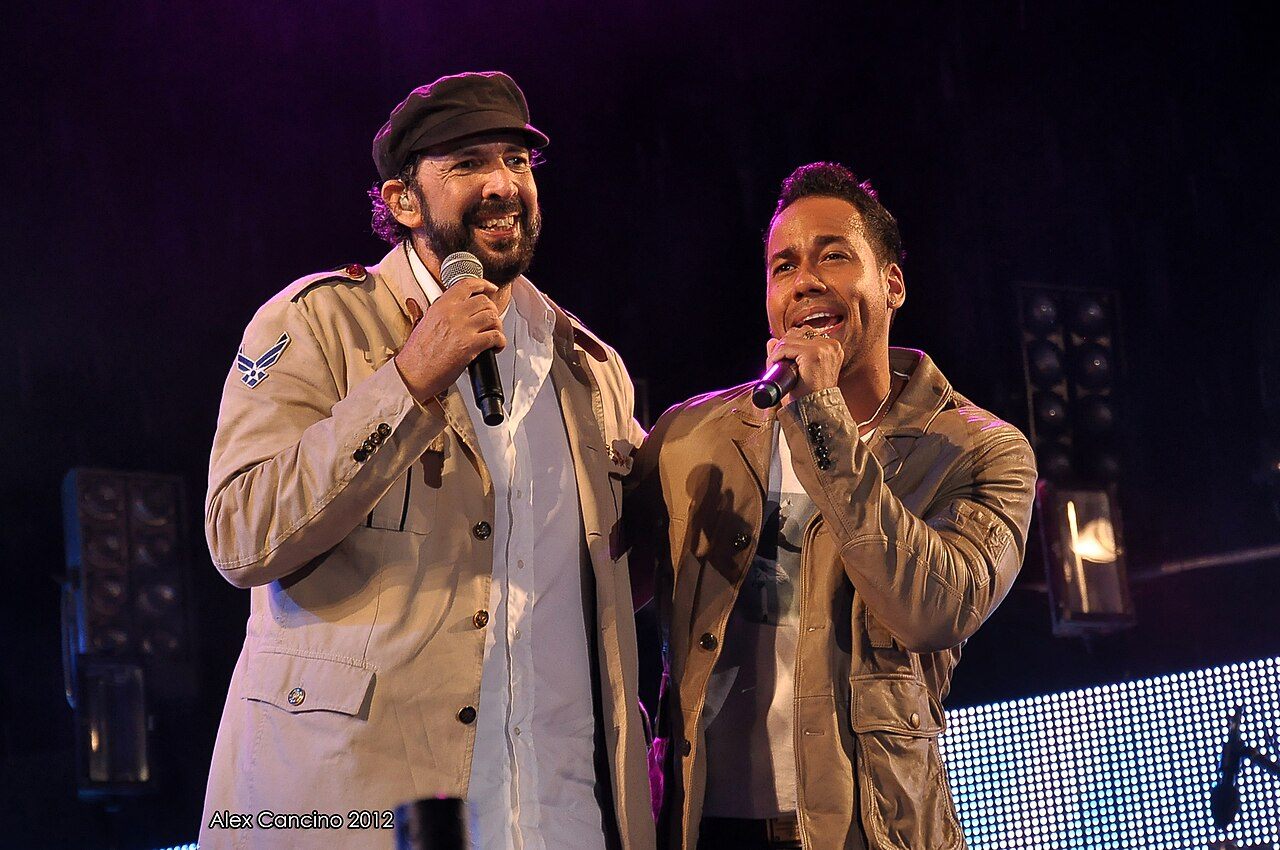 Los cantantes Romeo Santos y a Juan Luis Guerra, cantando en el Olímpico, Santo Domingo
