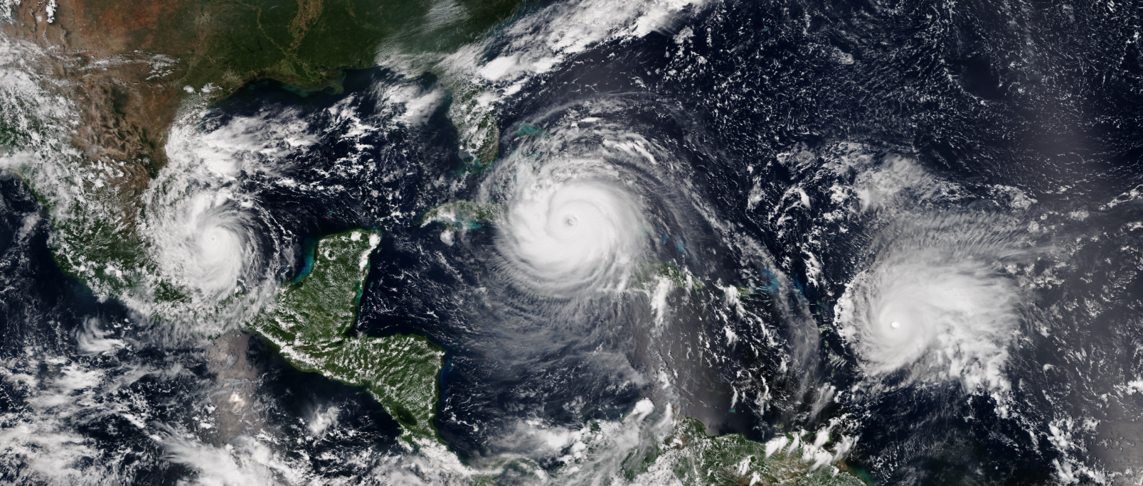   12 ⁄ 22    Más detalles Imagen satelital del huracán Katia (izquierda) tocando tierra sobre el estado mexicano de Veracruz, el huracán Irma (centro) acercándose a Cuba y el huracán José