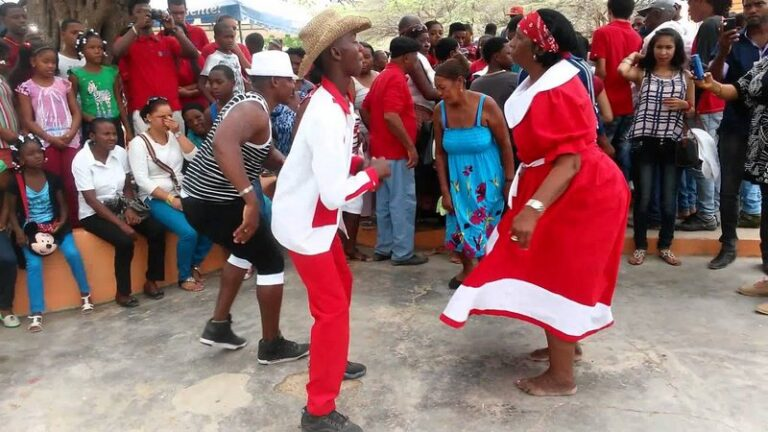 Imagen de personas bailando la Saranduga