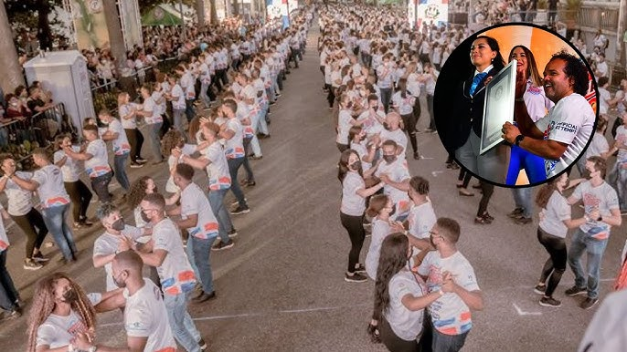 Miles de personas bailando bachata simultáneamente