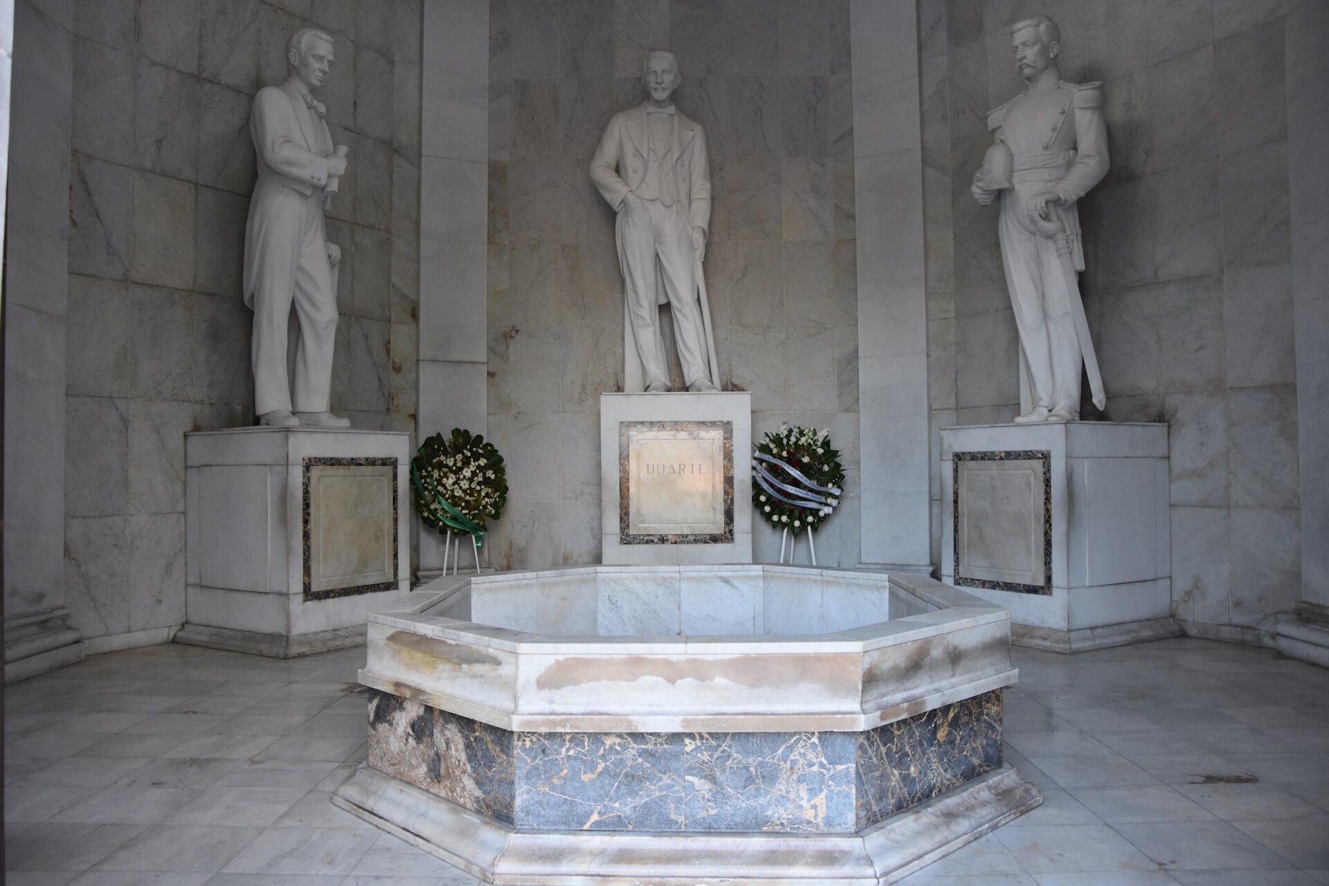 Fotografía del interior del Altar de la Patria en Santo Domingo, mostrando el mausoleo con las estatuas de los tres Padres de la Patria: Juan Pablo Duarte, Francisco del Rosario Sánchez y Matías Ramón Mella.