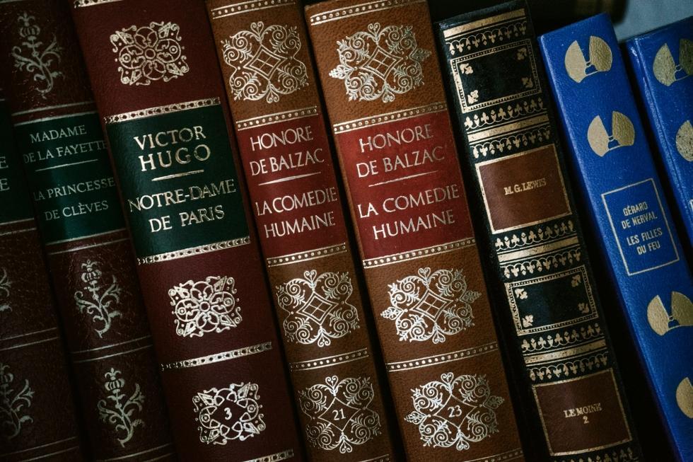 Alte Bücher mit goldener Aufschrift