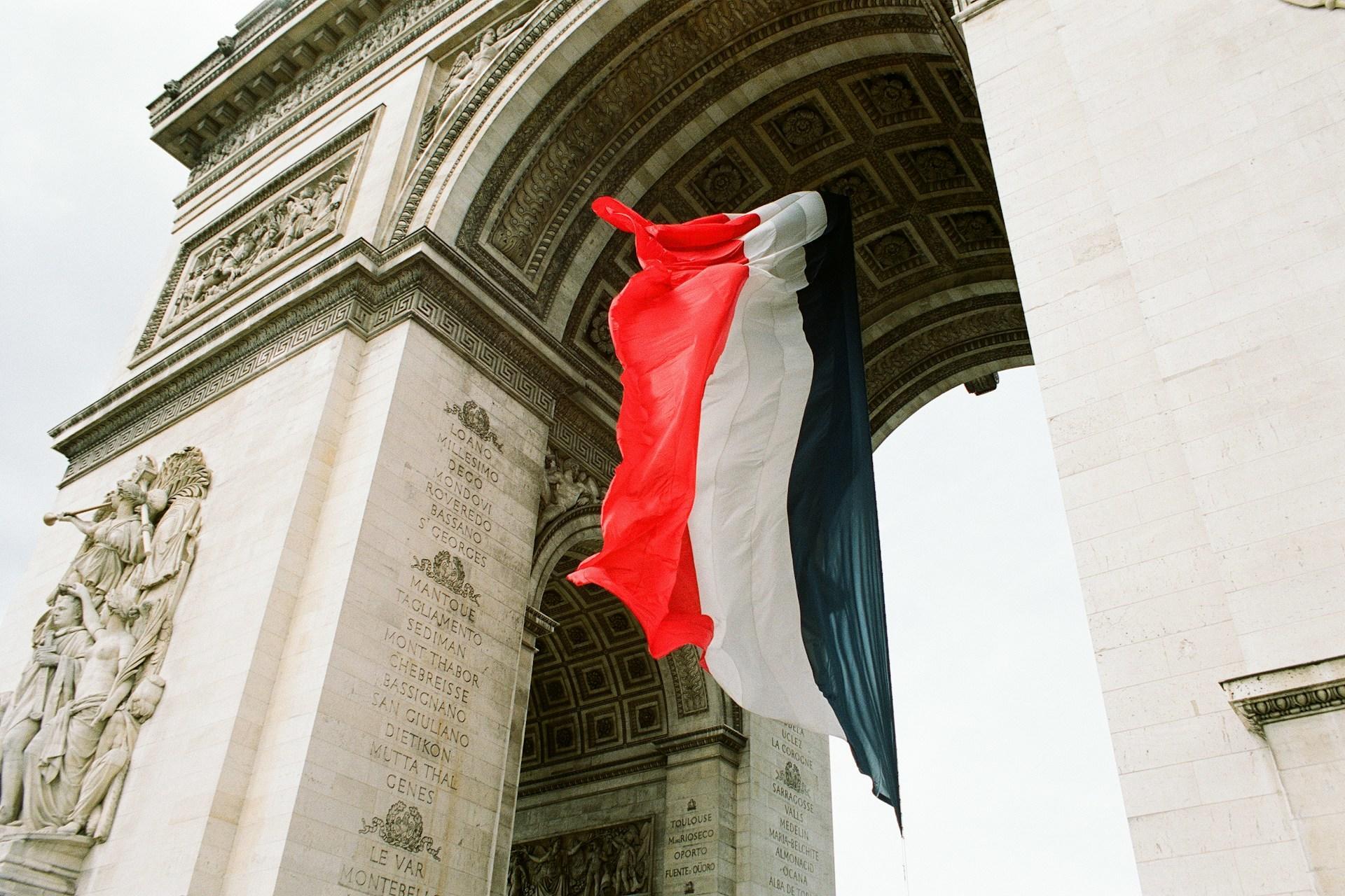 Französische Flagge vor Gebäude.