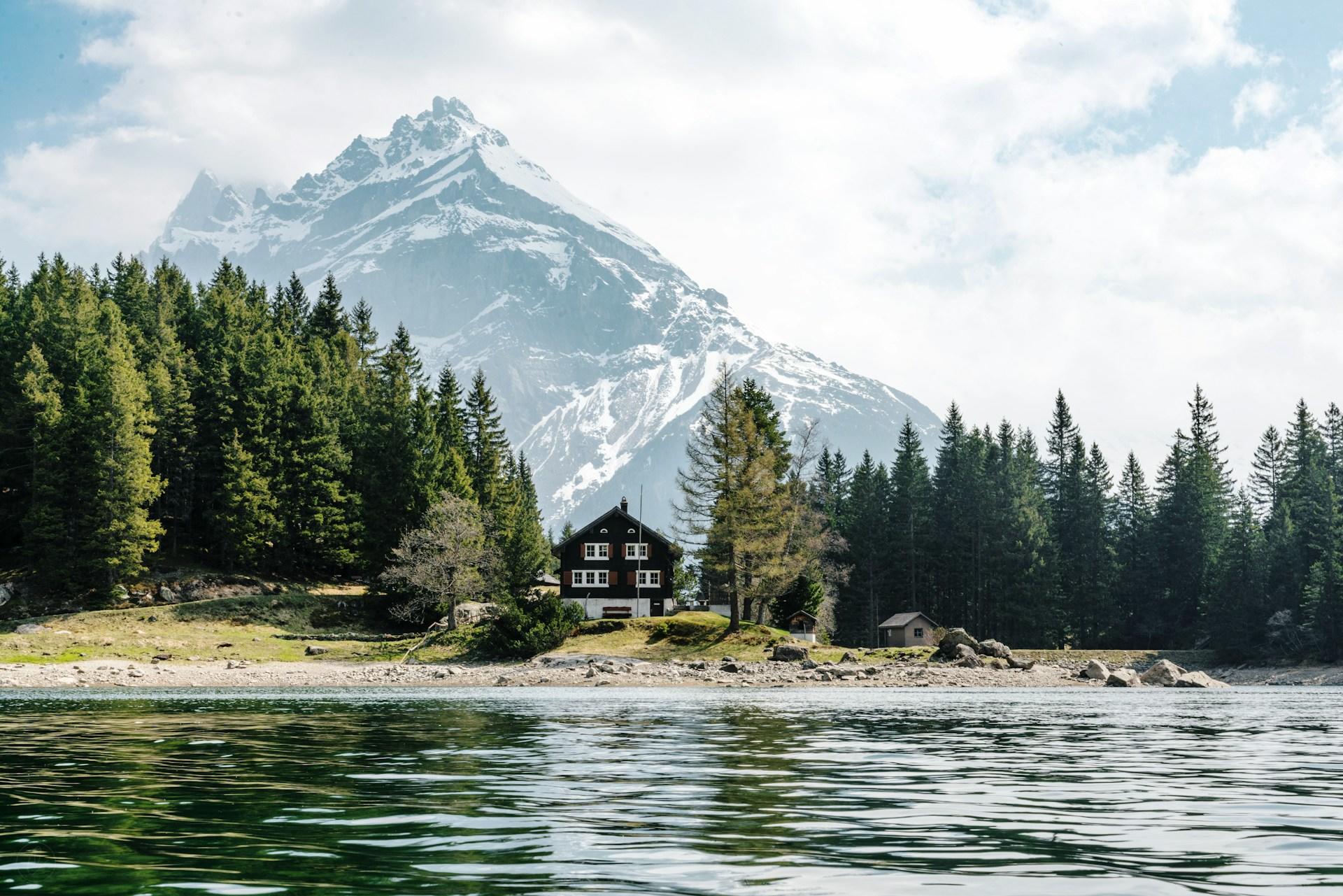Schweizer Haus zwischen Wald und See