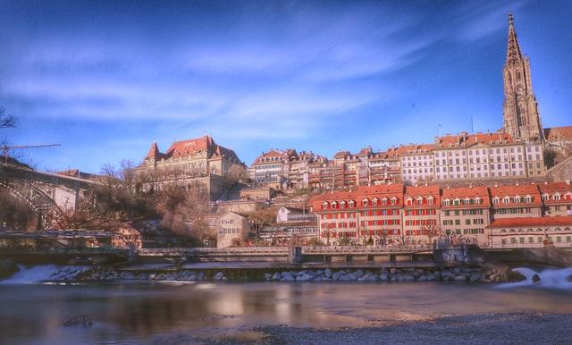 In den Schweizer Großstädten wie zum Beispiel Bern gibt es ein großes Angebot an Gitarrenunterricht