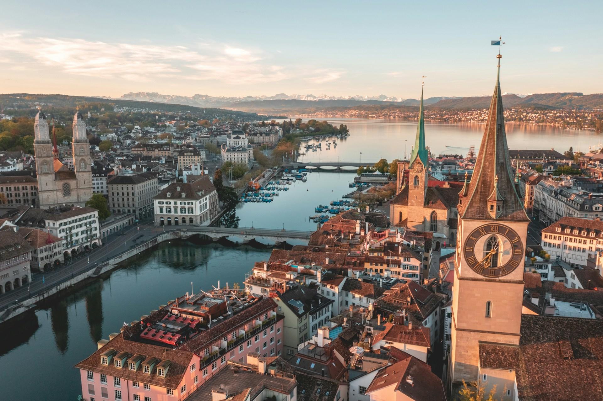 Stadt von oben mit Kirchen und Fluss.