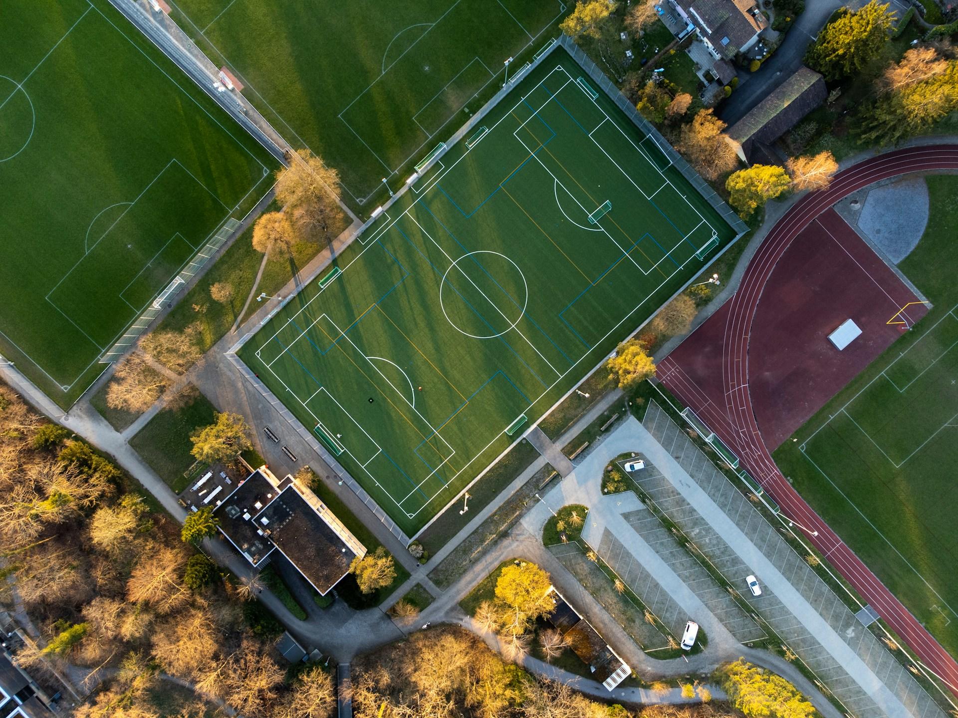 Fussballfeld im Wald von oben.