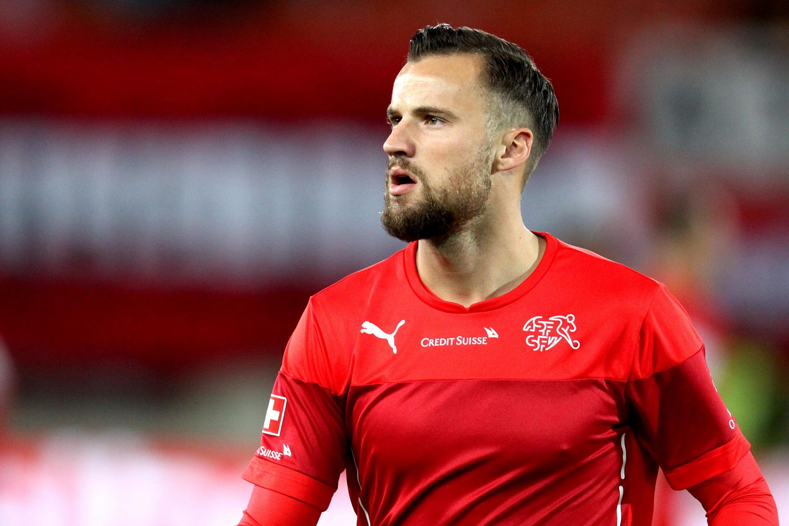 Fussballer in rotem Trikot.