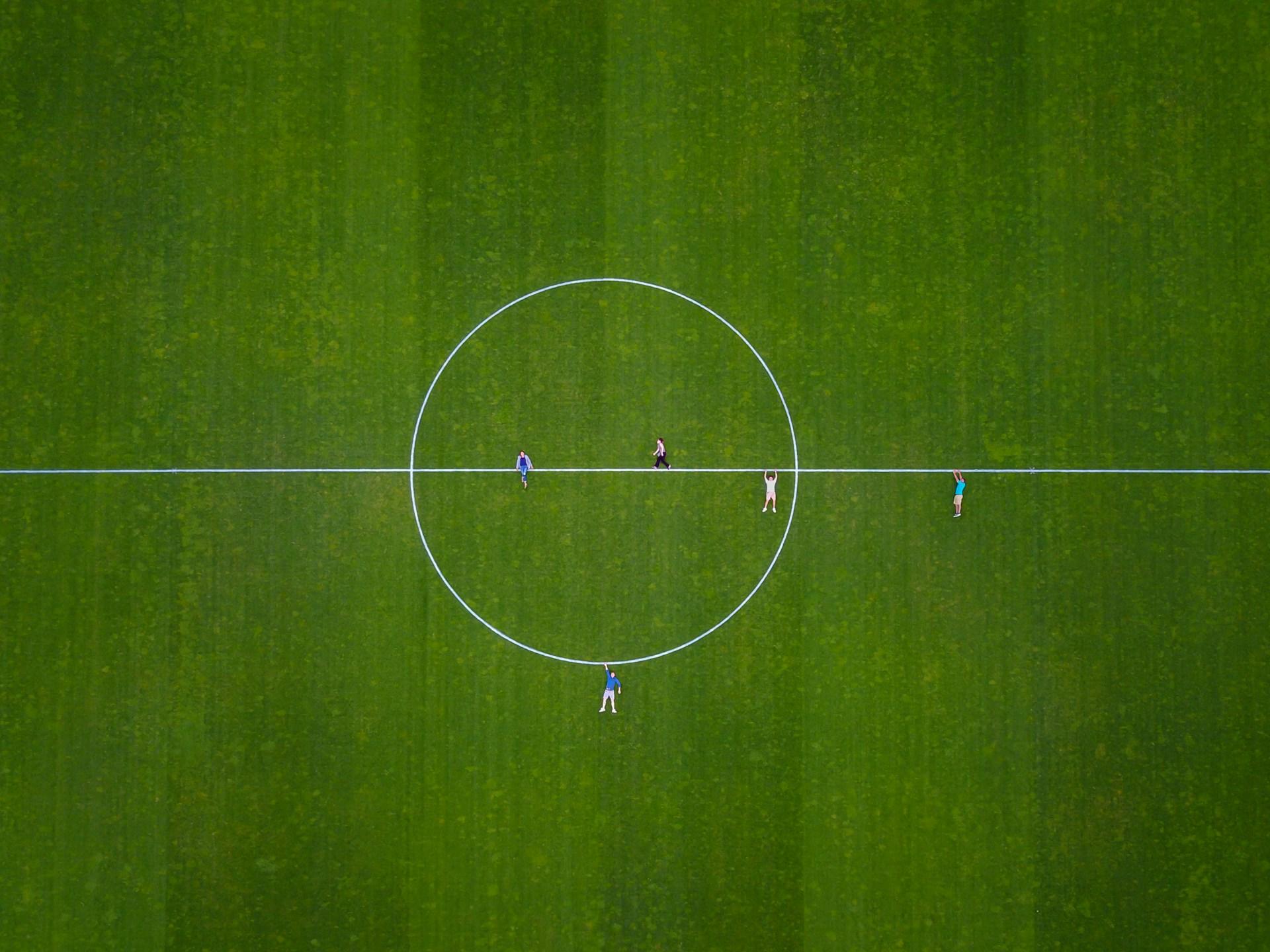 Fussballfeld mit Spielern von oben