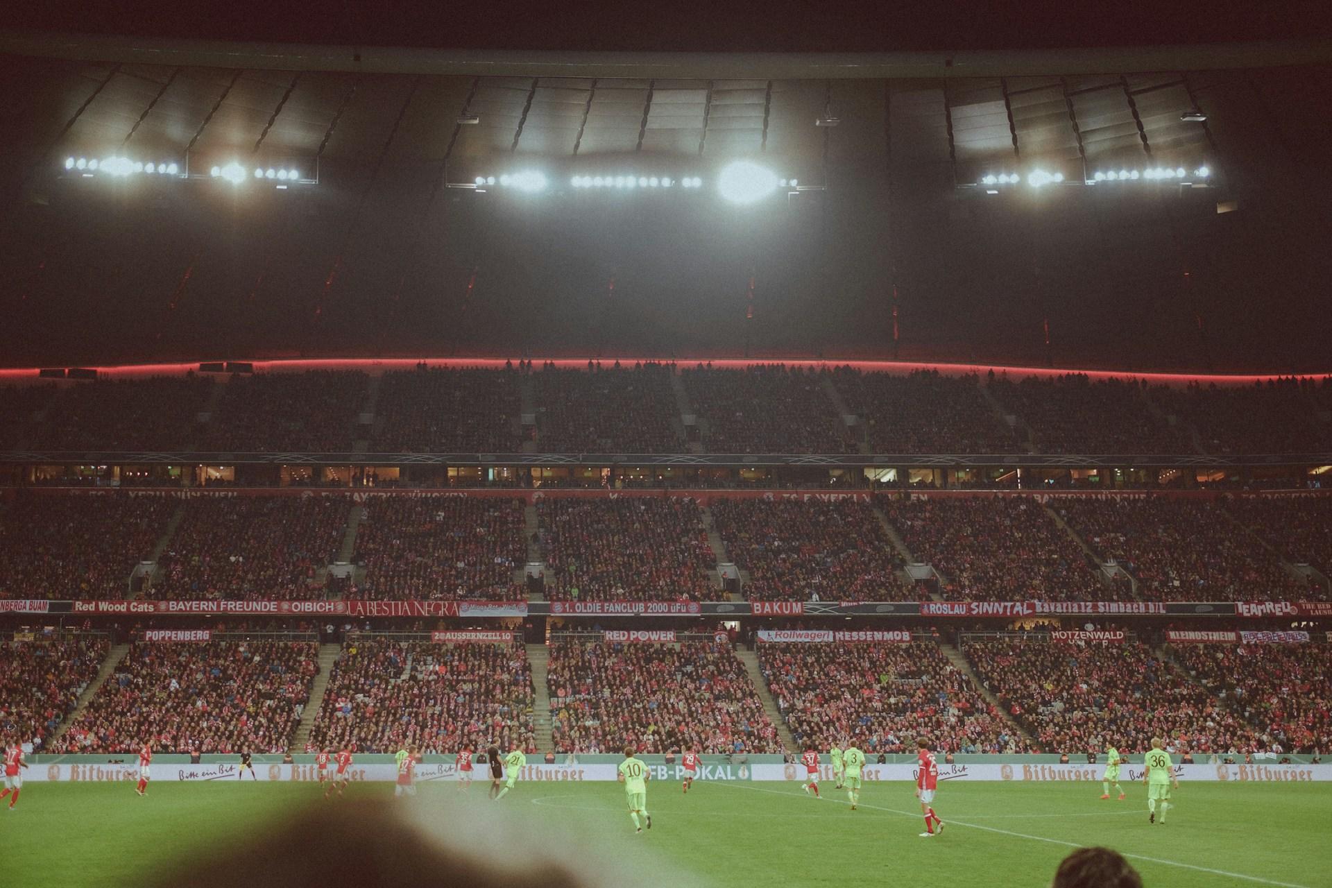 Fussball Stadion in Flutlicht.