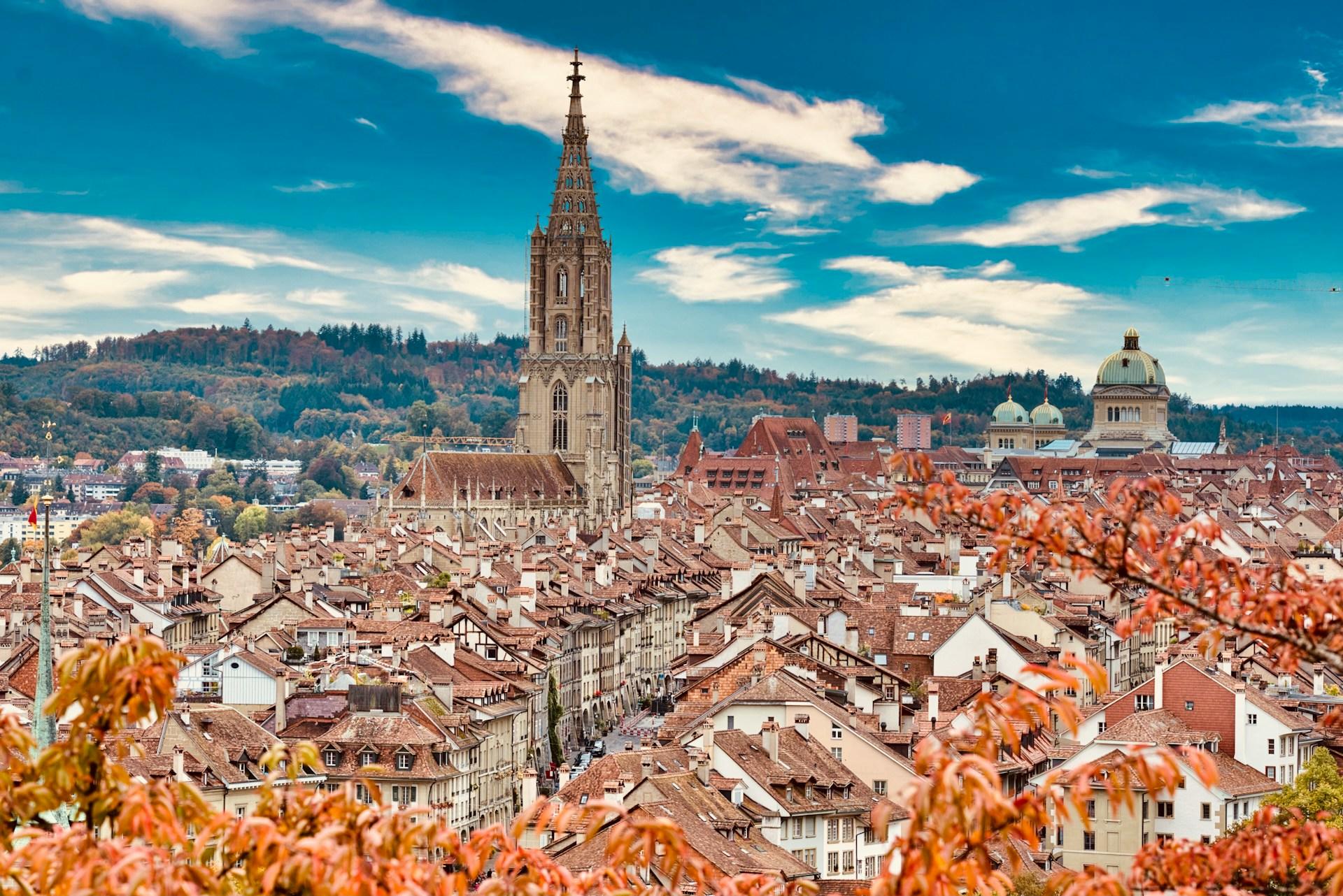 Blick auf Bern mit Kirche und vielen Häusern.