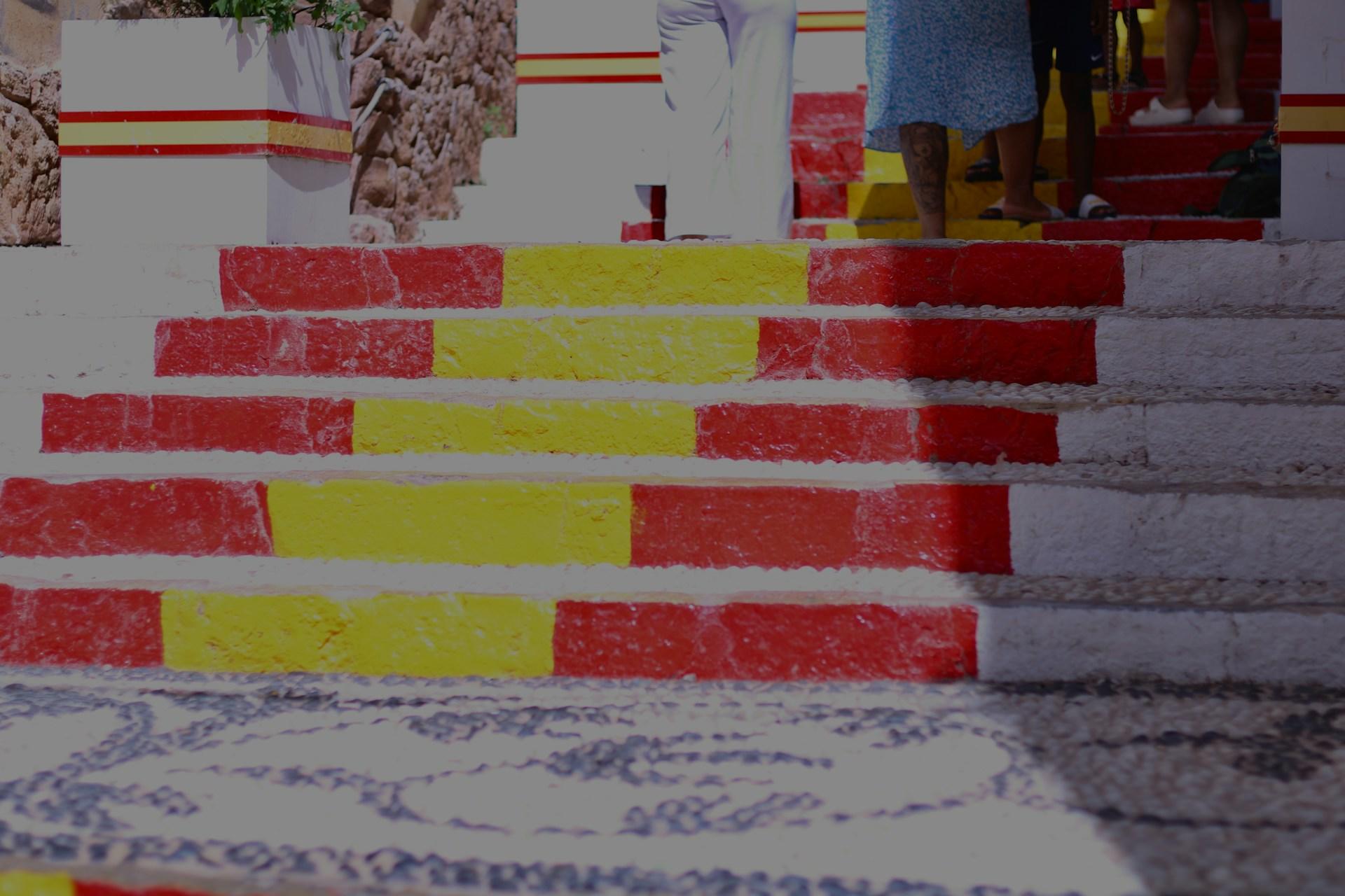 Treppe mit spanischer Flagge bemalt.