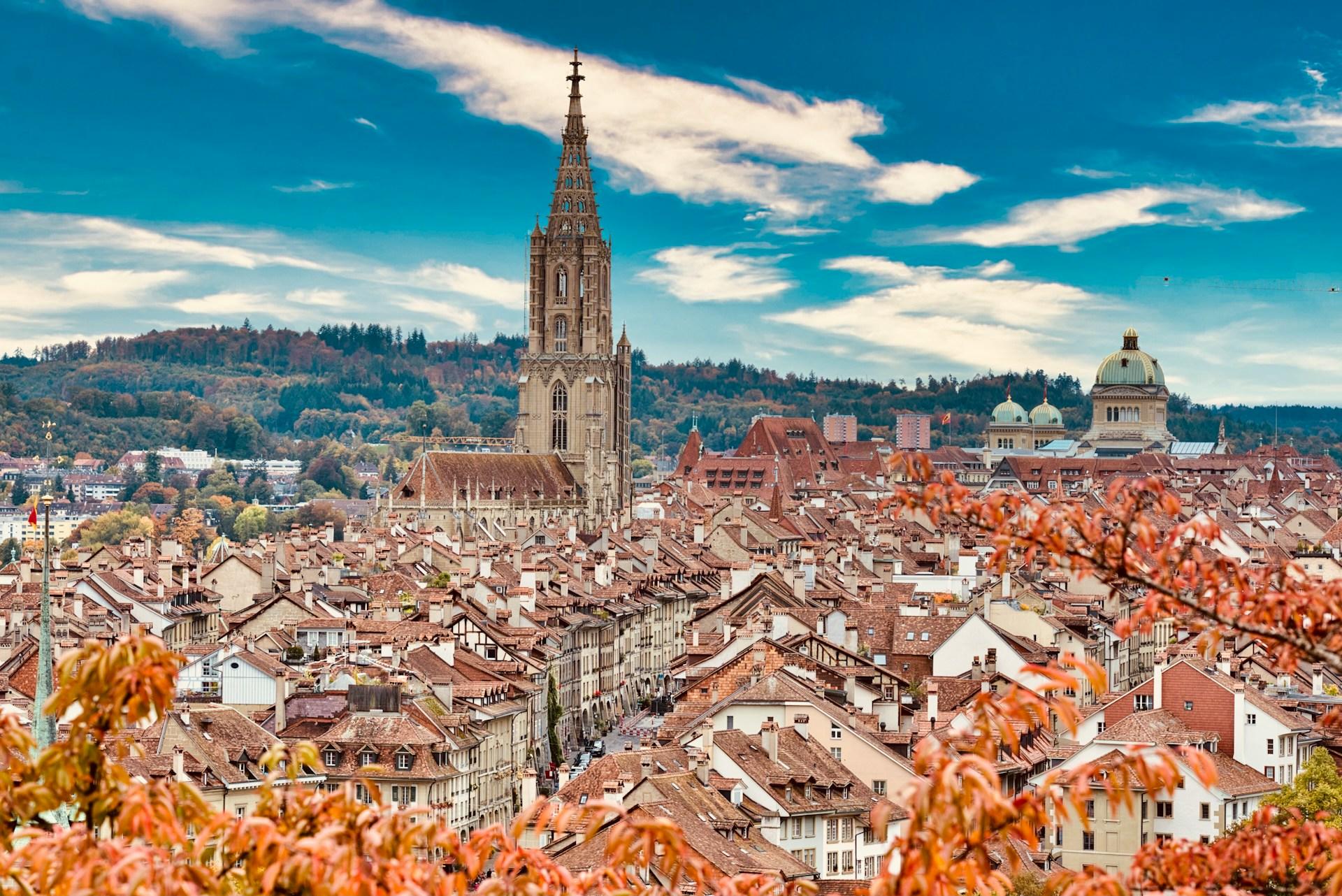 Blick auf Stadt mit Kirchturm von oben.