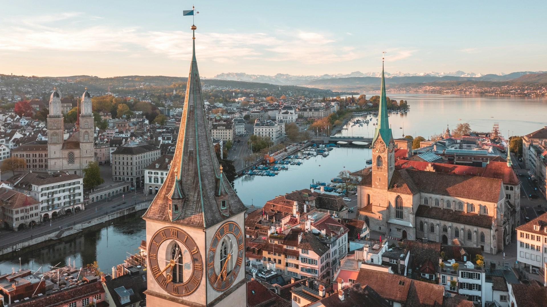 Blick auf Stadt mit Fluss und Kirche von oben.