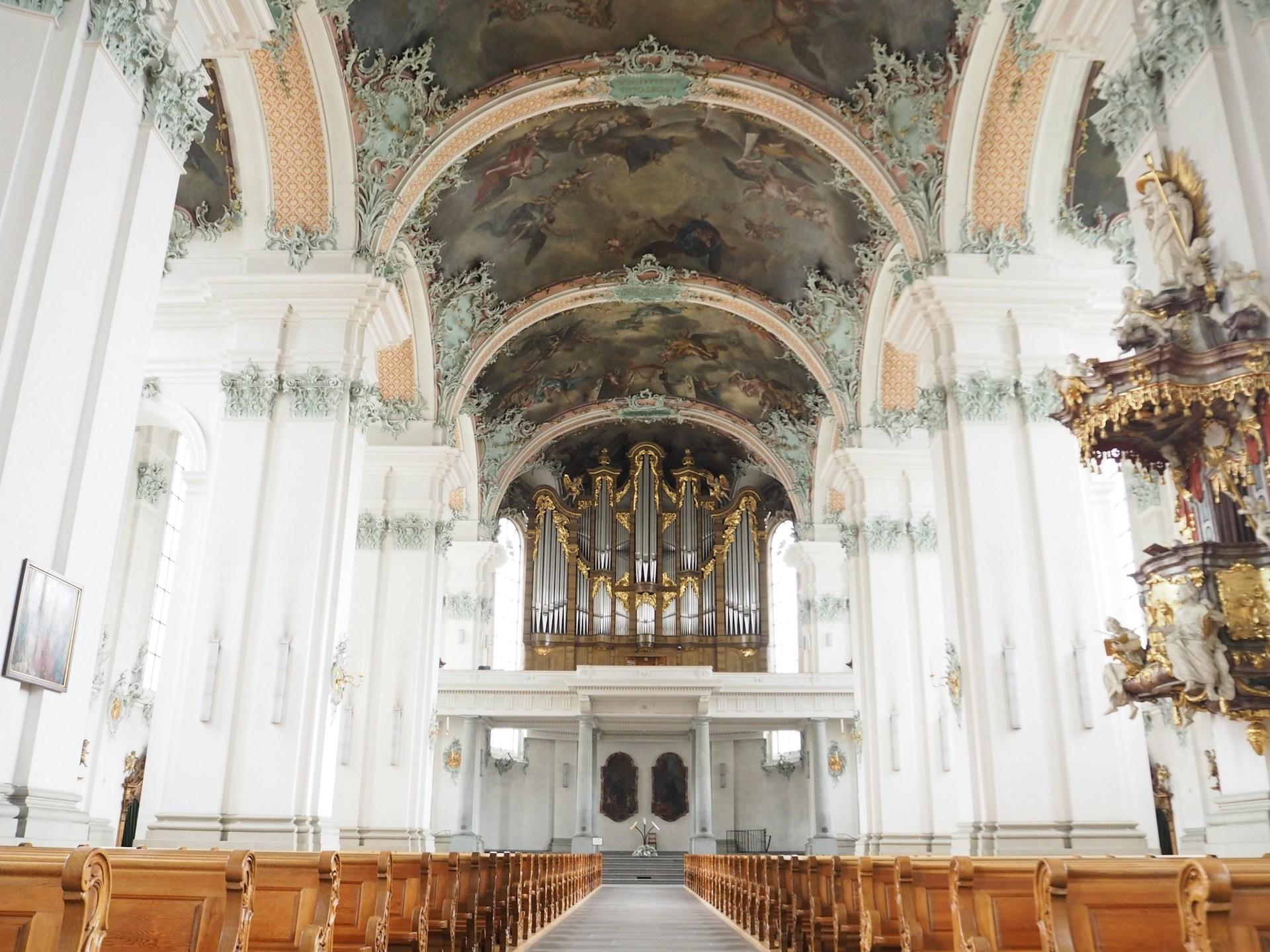 Kirche von innen mit Sitzbänken.
