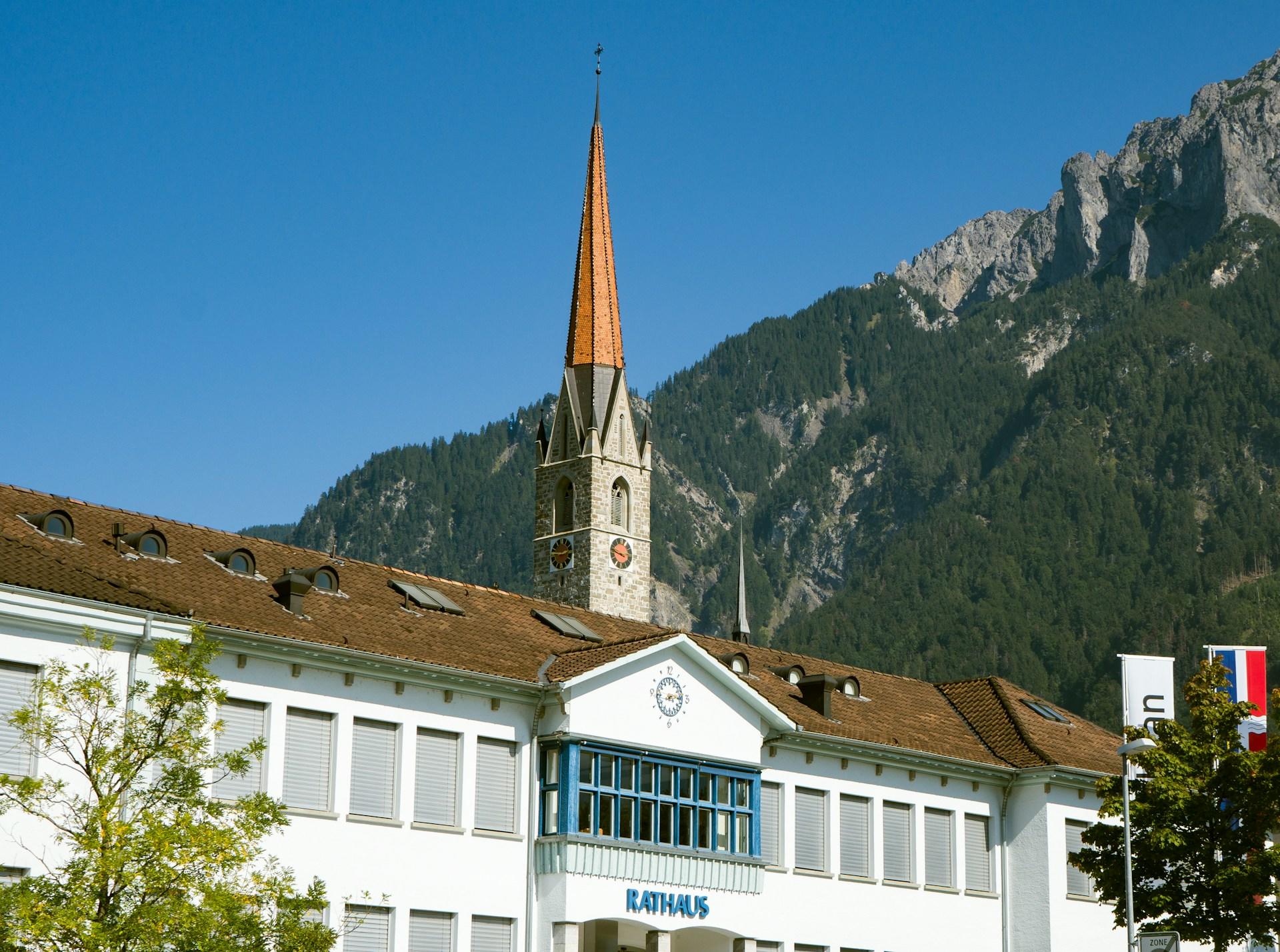 Das Rathaus in Schaan vor Bergkulisse