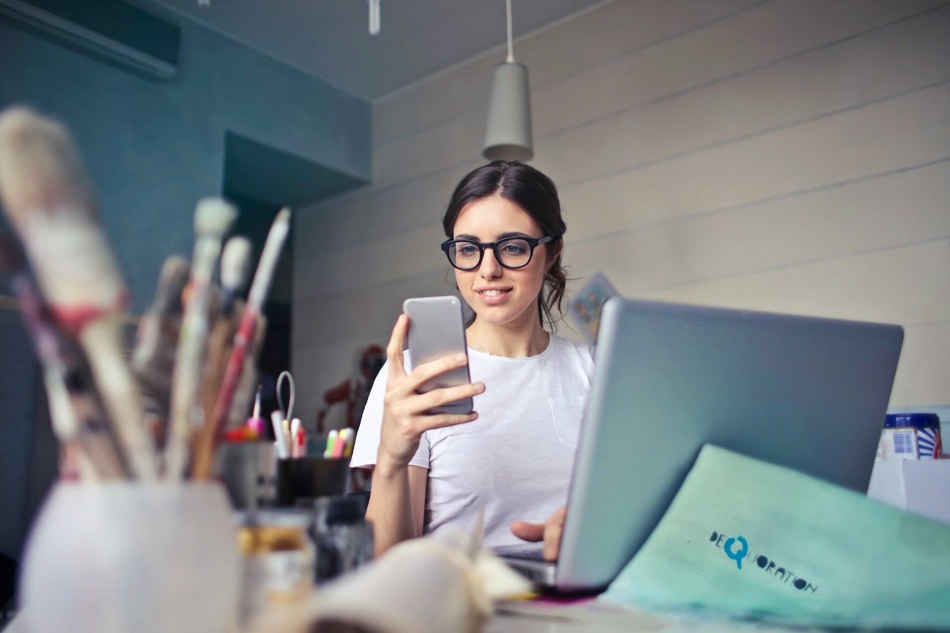 Frau schaut auf ihr Handy