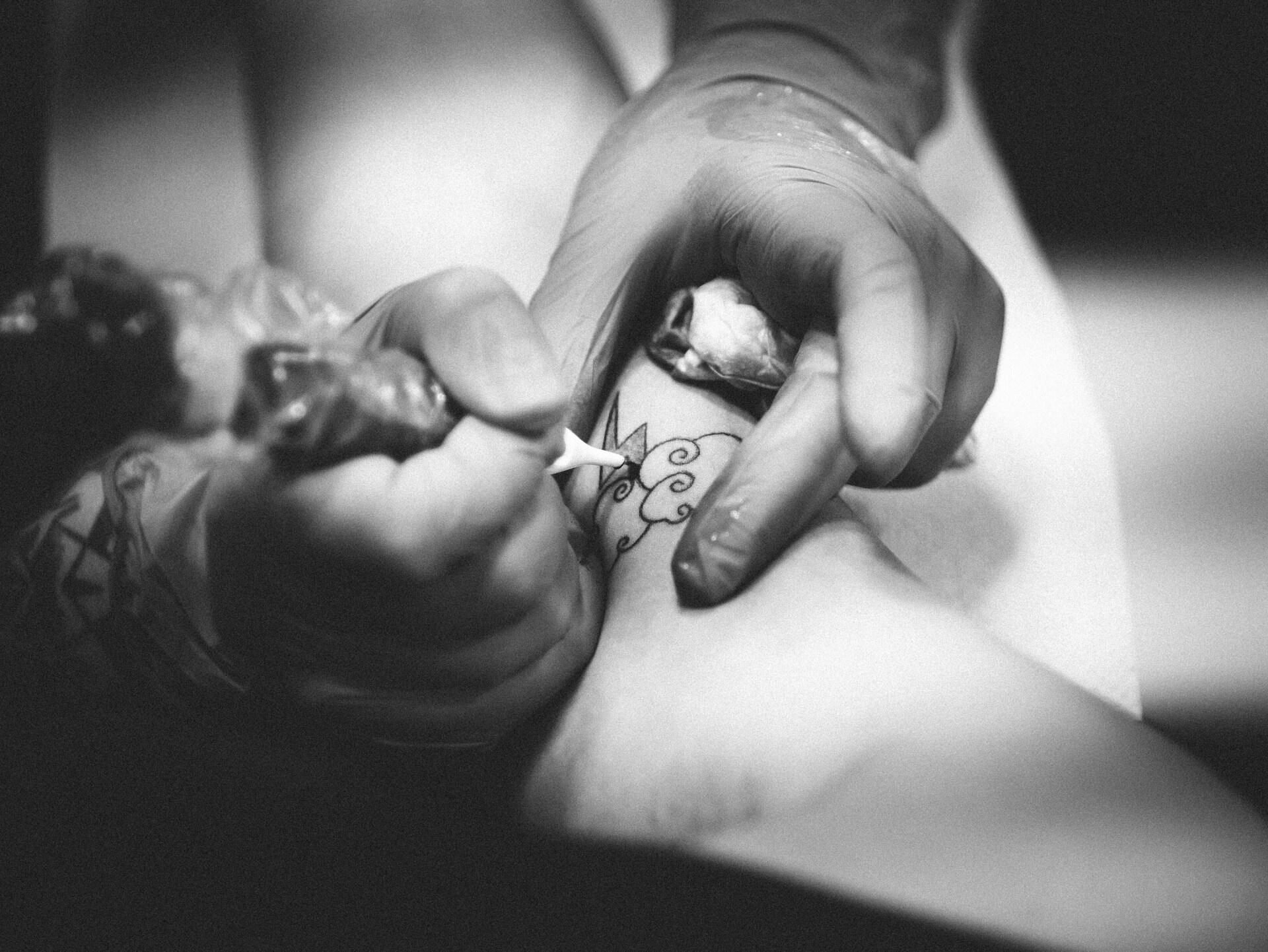 Ein Tattoo wird gestochen. 