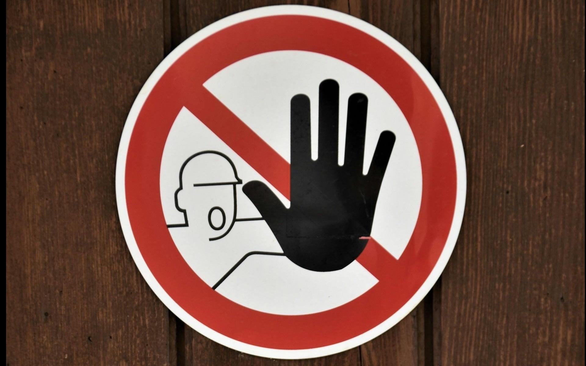 Stoppschild an einer Wand