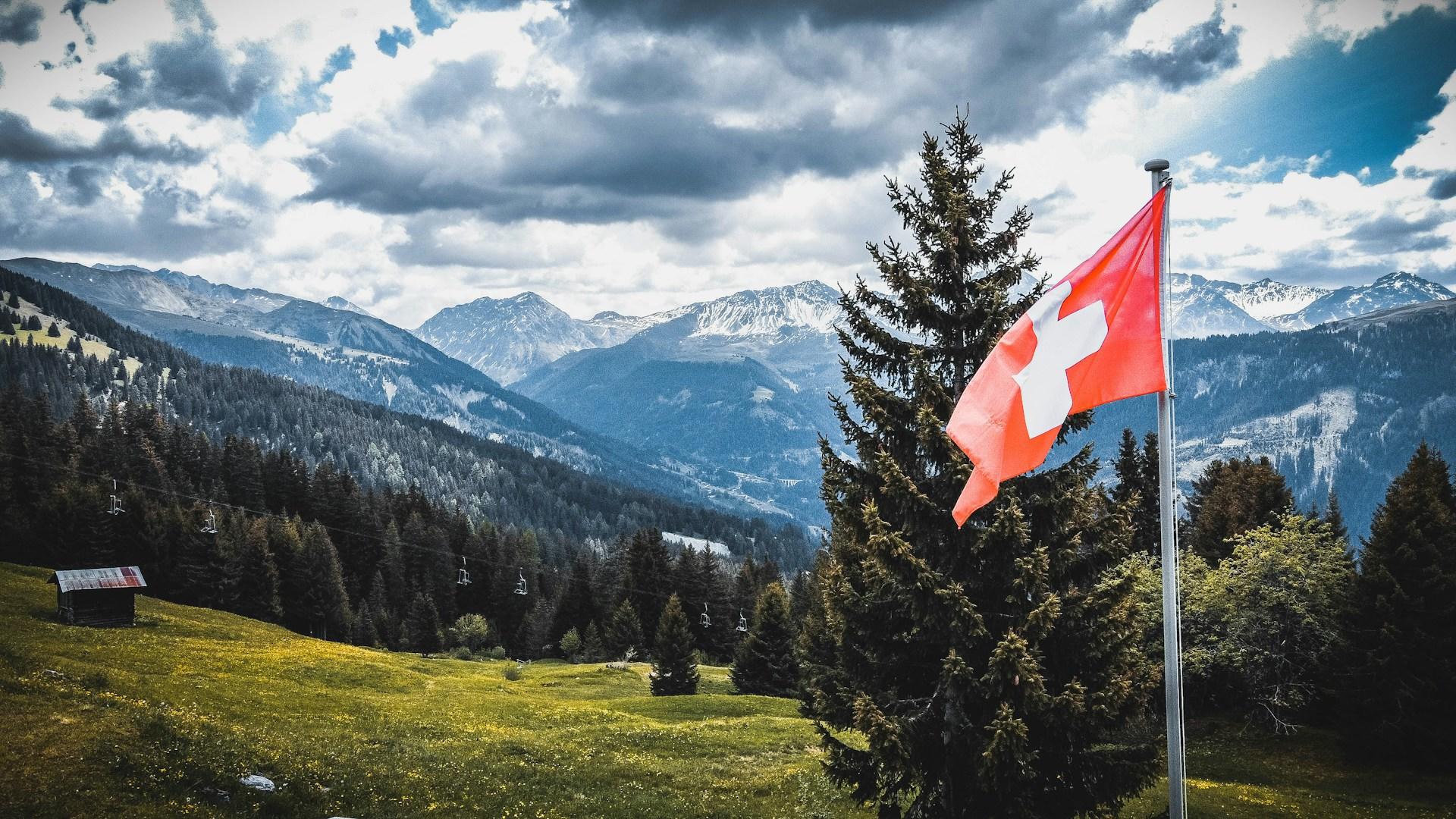 Die Schweizer Flagge vor einer Berglandschaft