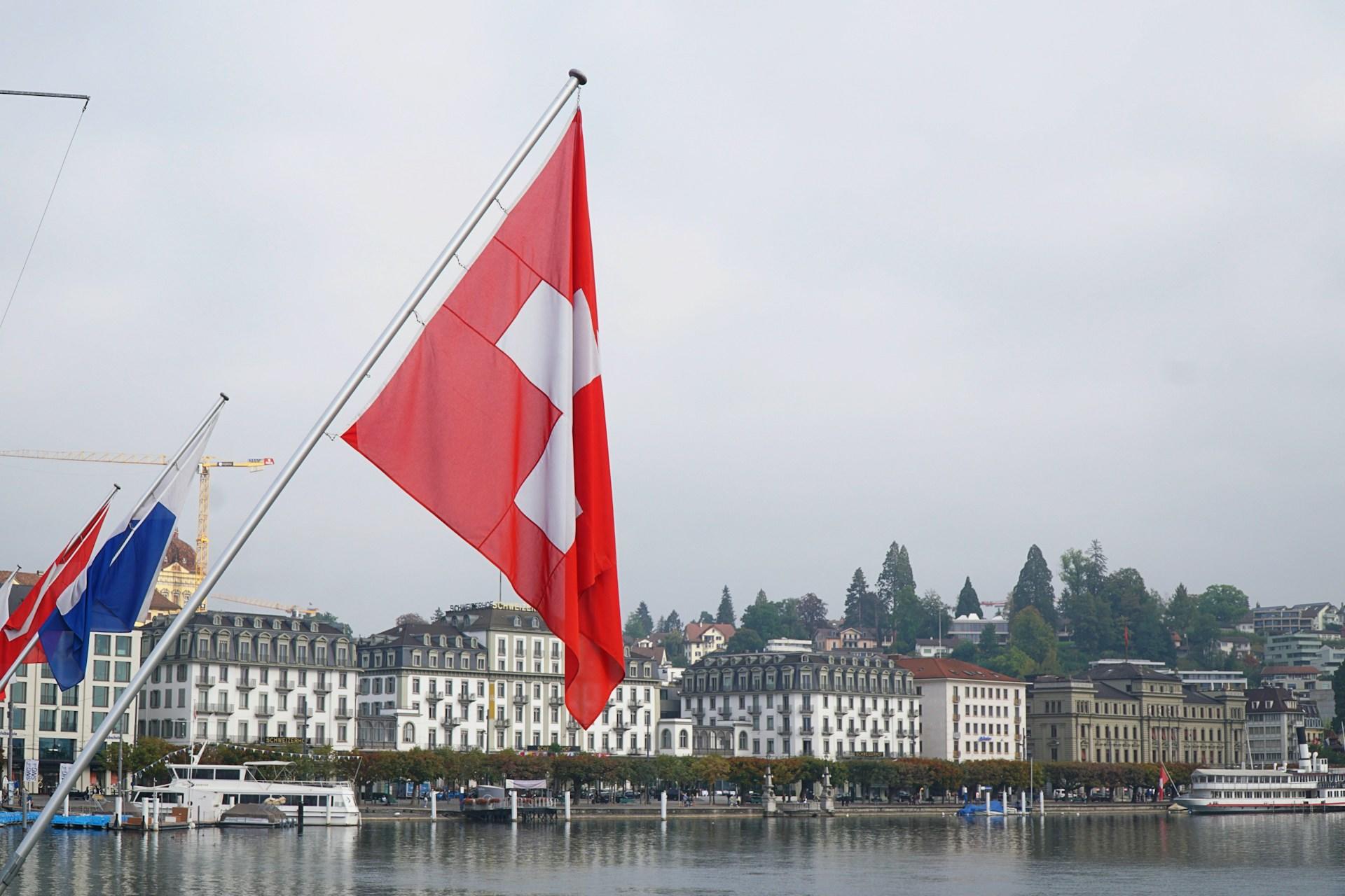 Die Schweizer Flagge vor dem Stadtbild von Luzern