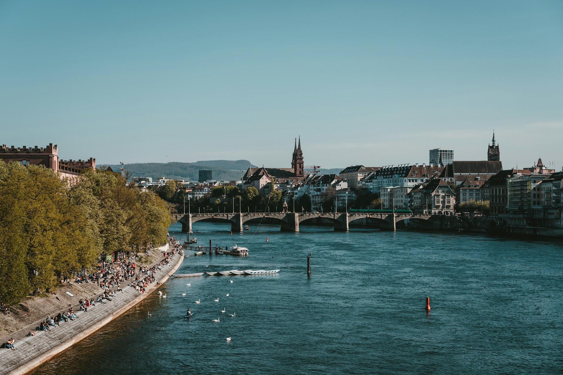 Eine Panoramaaufnahme von der Stadt BAsel mit Kanal und Brücke.