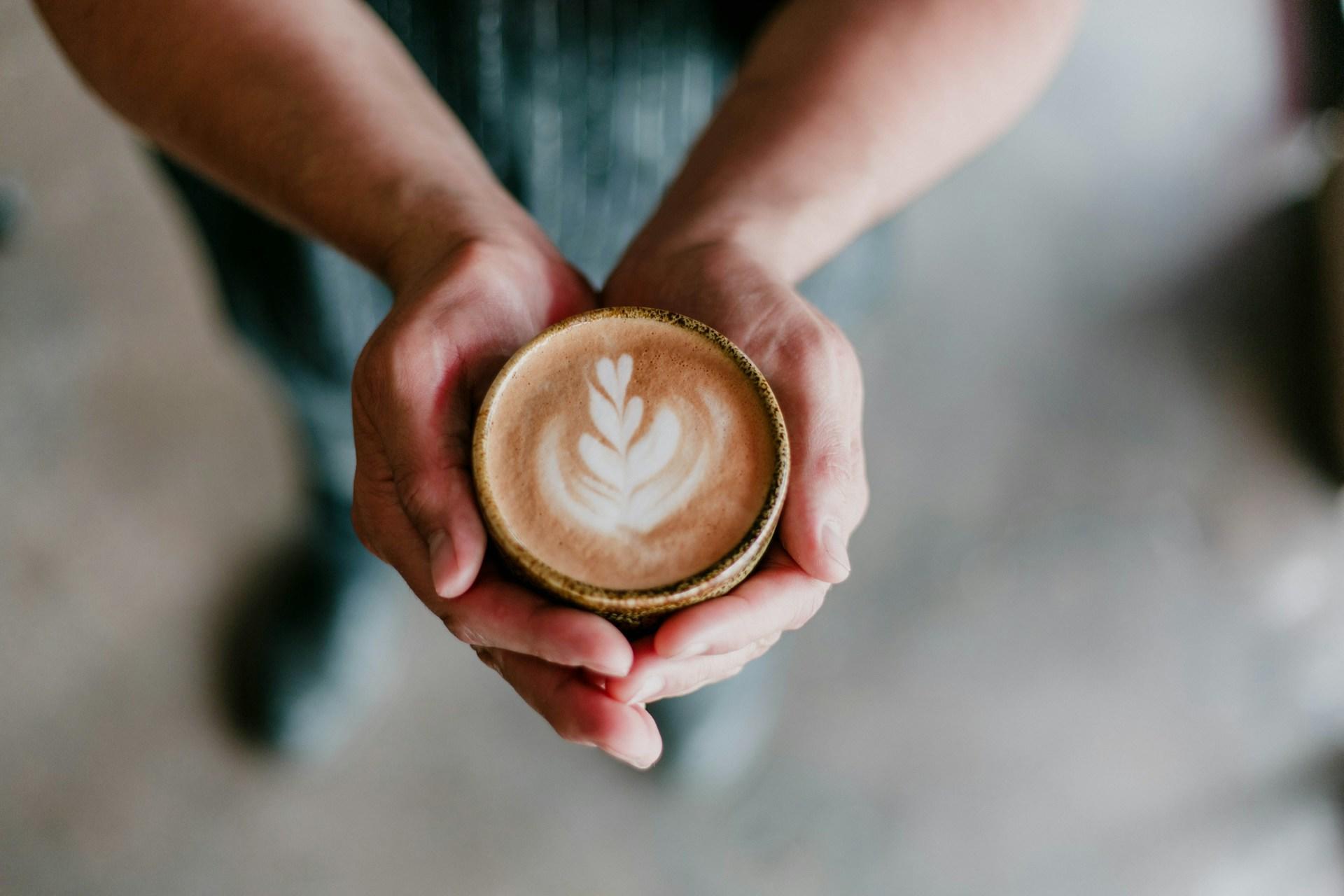 Kaffee in den Händen eines Konsumenten