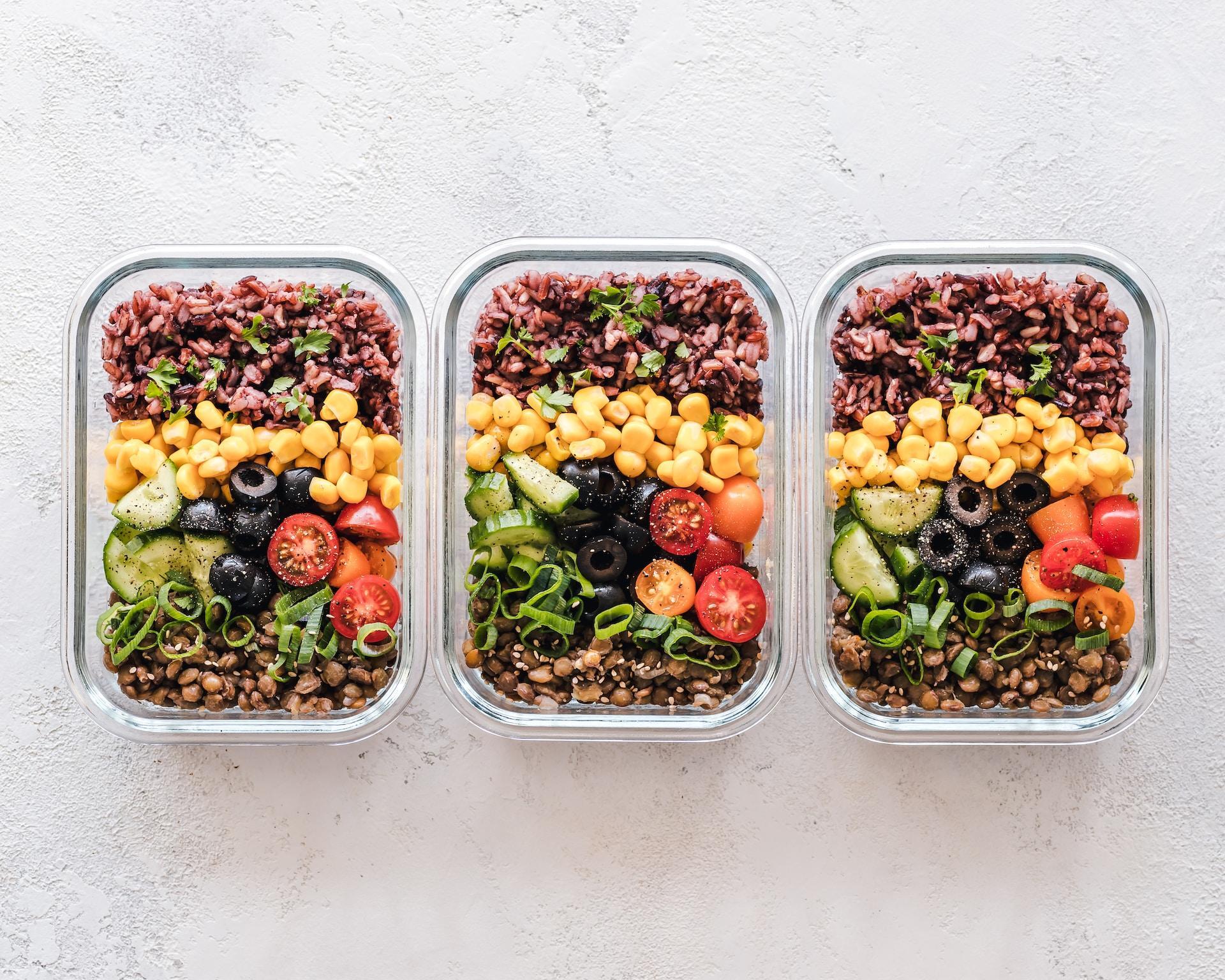 Meal Prep Gerichte in drei Behältern