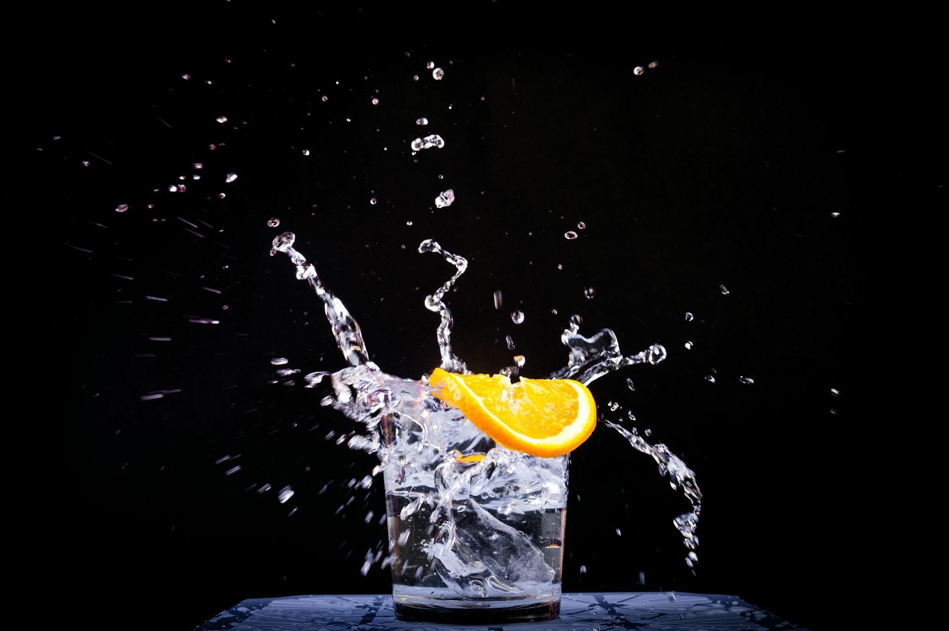 Wasser mit Zitronenscheibe im Glas