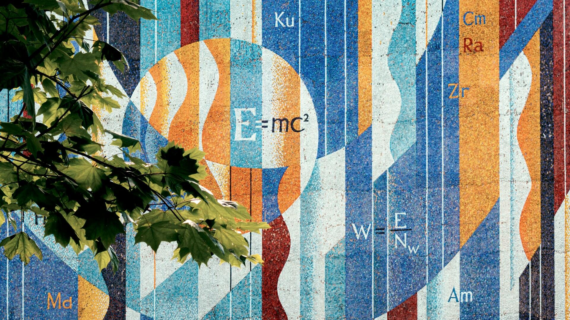 Eine bunte Wand voller physikalischen Formeln