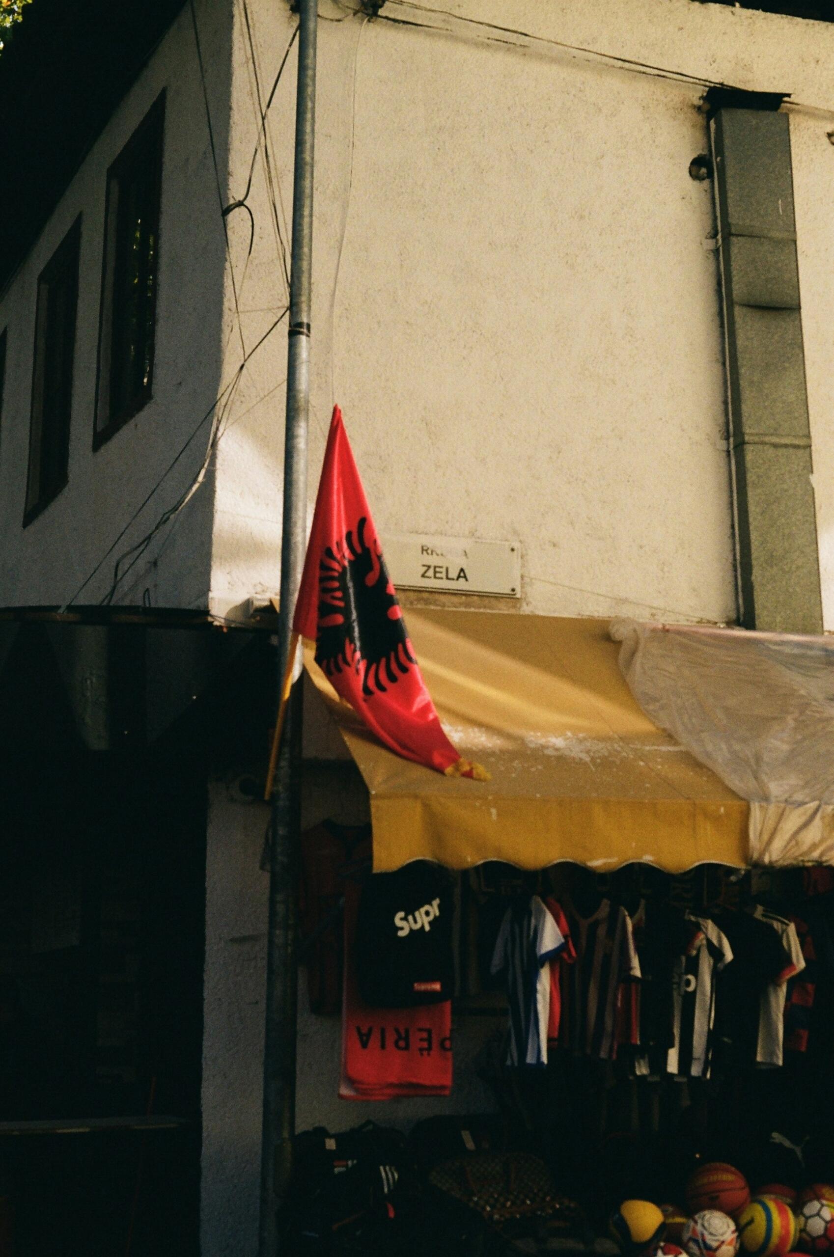 Eine Straße mit einer albanischen Flagge