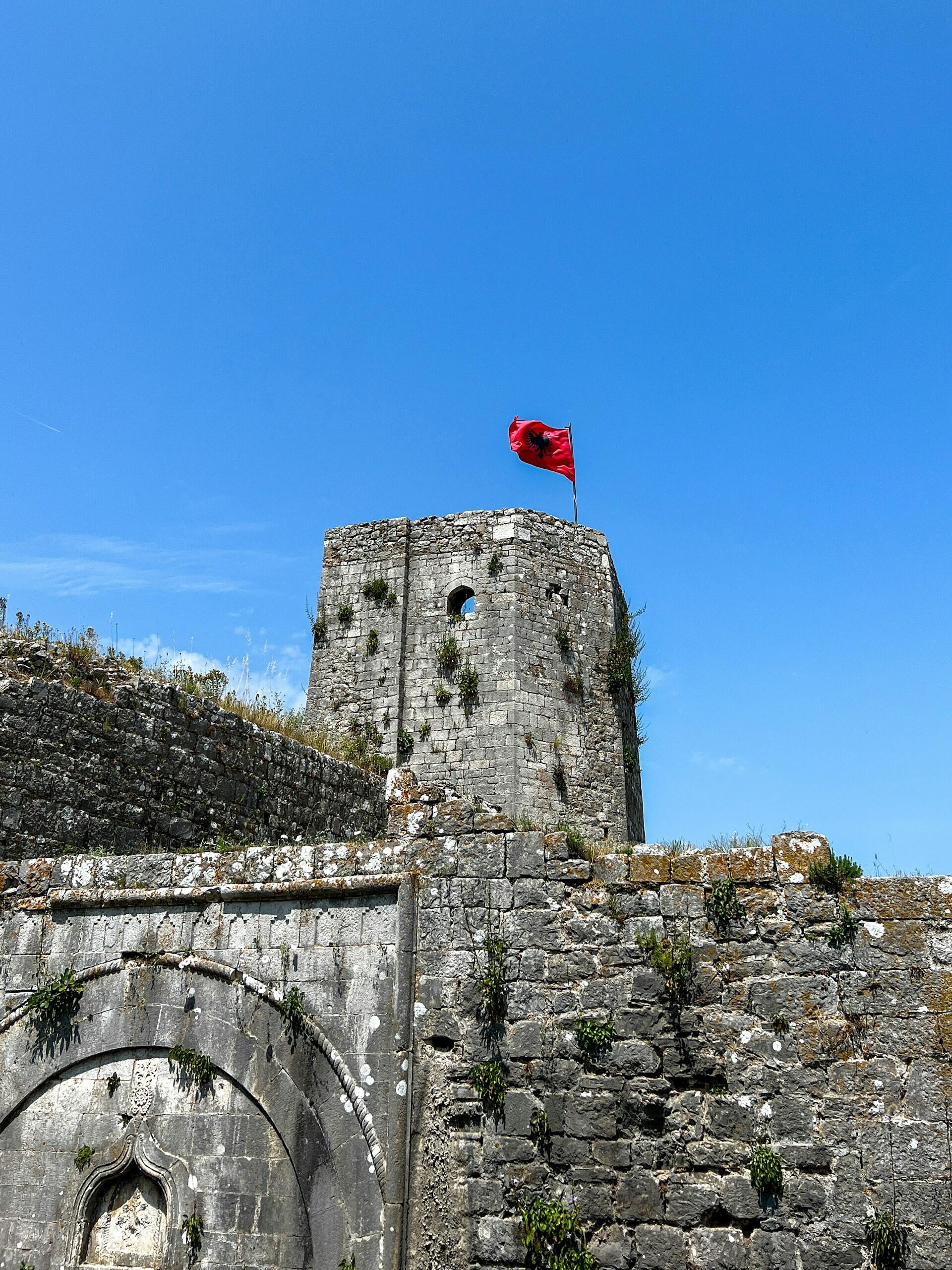 Die albanische Flagge weht im Wind