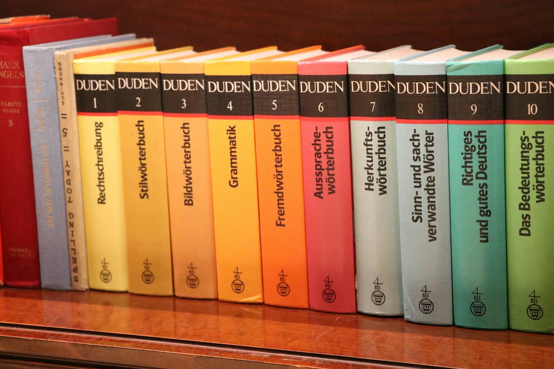 Verschiedene Ausgaben des DUDEN