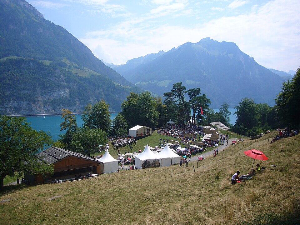 Zelte und Menschen auf einer Bergwiese