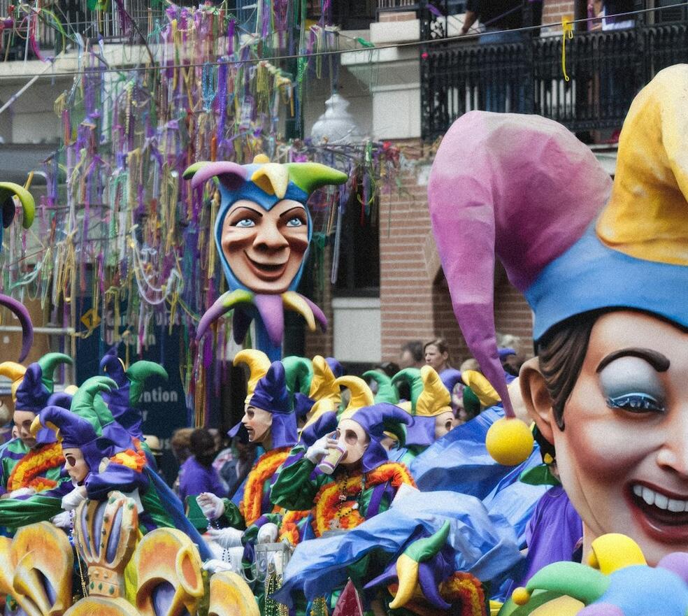 Bild eines Karneval Umzugs mit vielen bunten Narren