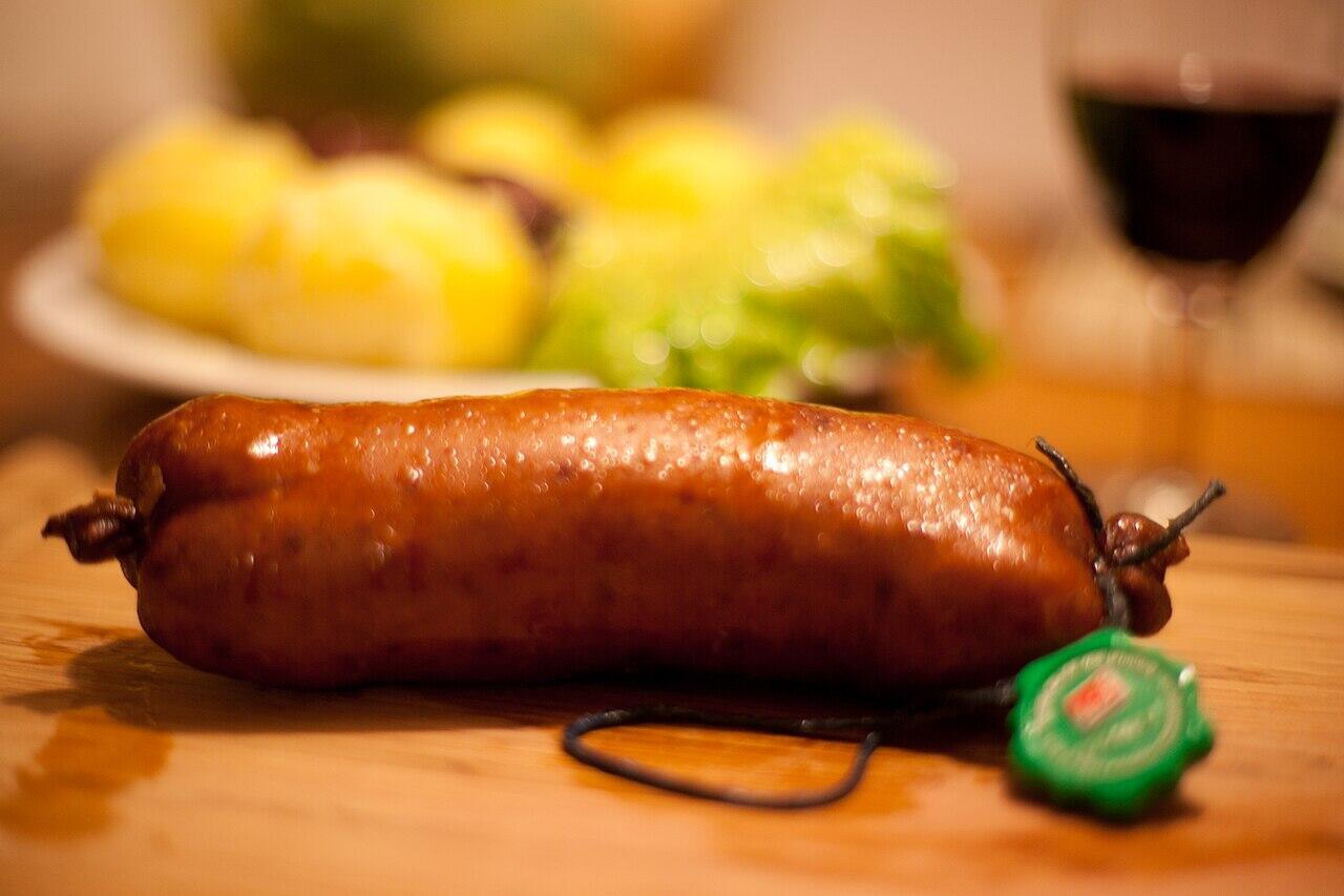 Schweizer Saucisson Vaudois auf einem Tisch