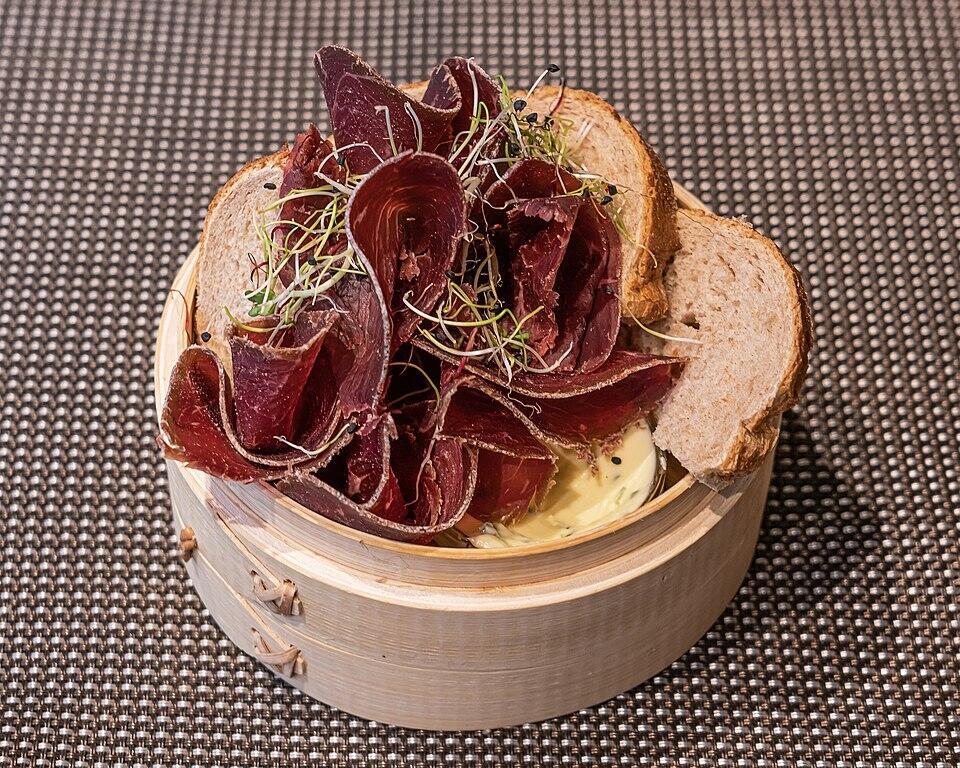 Eleganter Bündnerfleischaufschnitt in einer Holzform