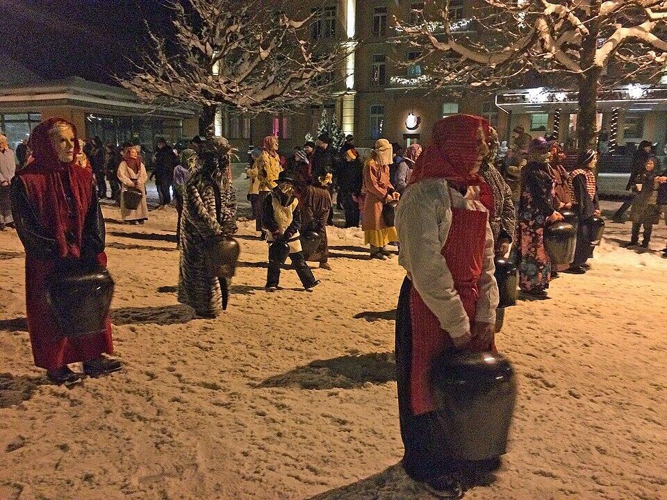 Menschen beim Umzug als Hexen verkleidet
