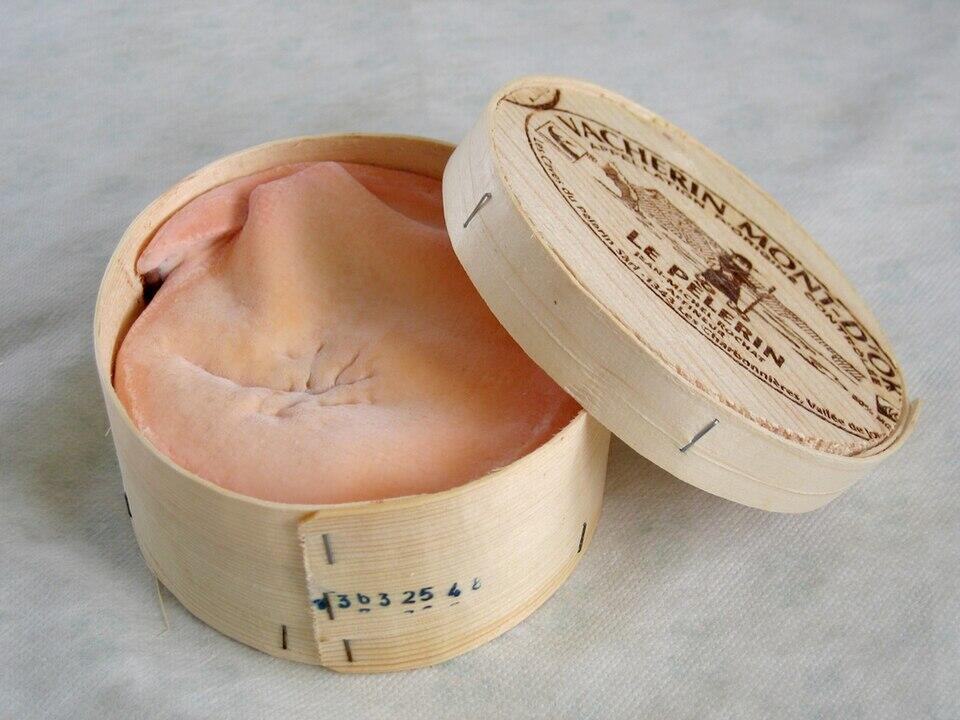 Schweizer Käse in einer Holzschale