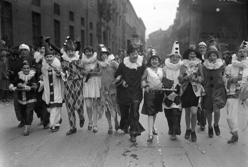 Ein Straßenkarneval 1932