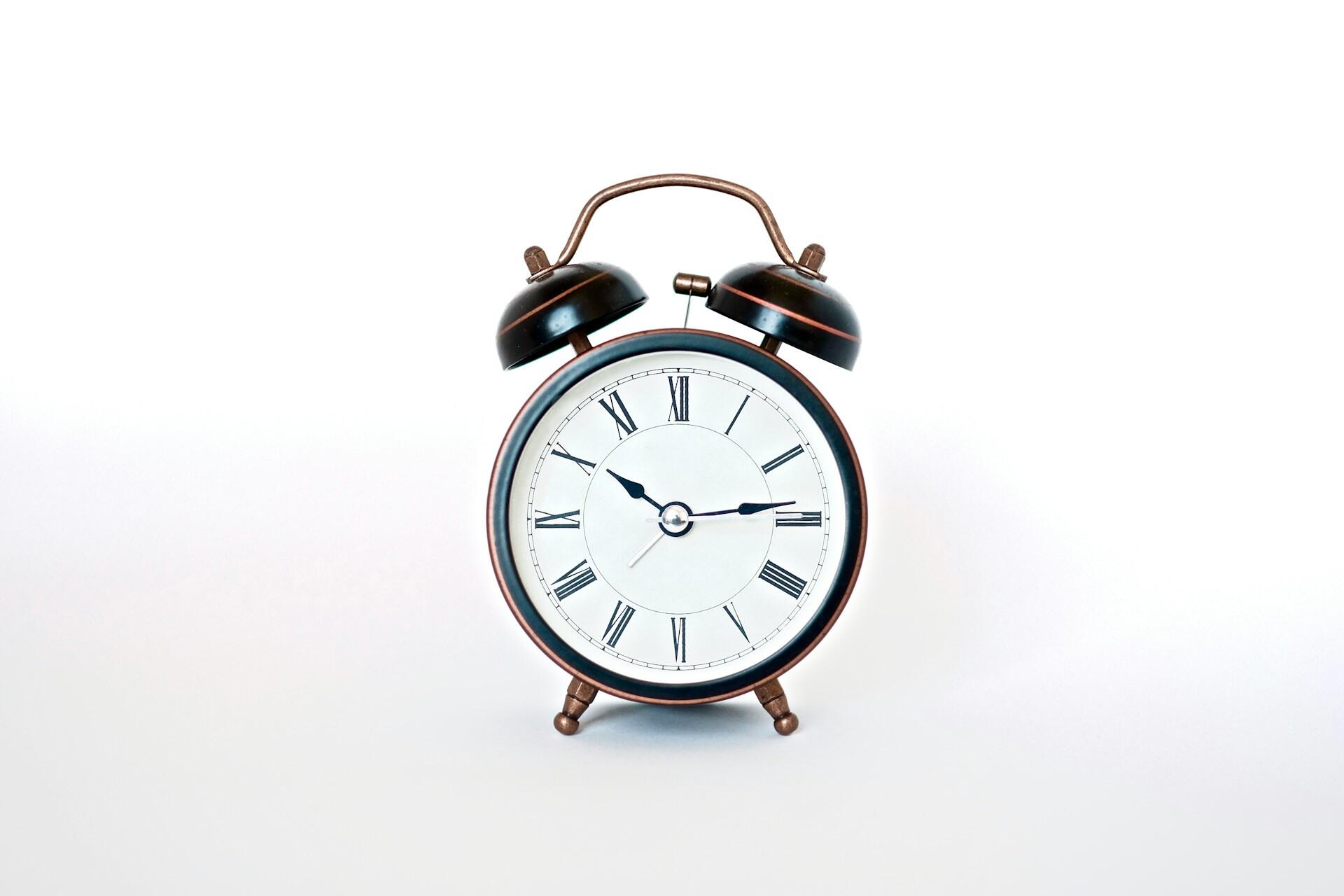 Ein Wecker vor weißem Hintergrund