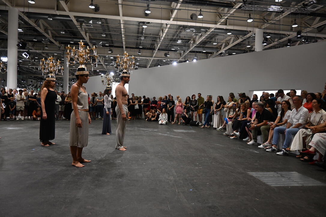 Eine Kunst-Performance auf der Art Basel 2025