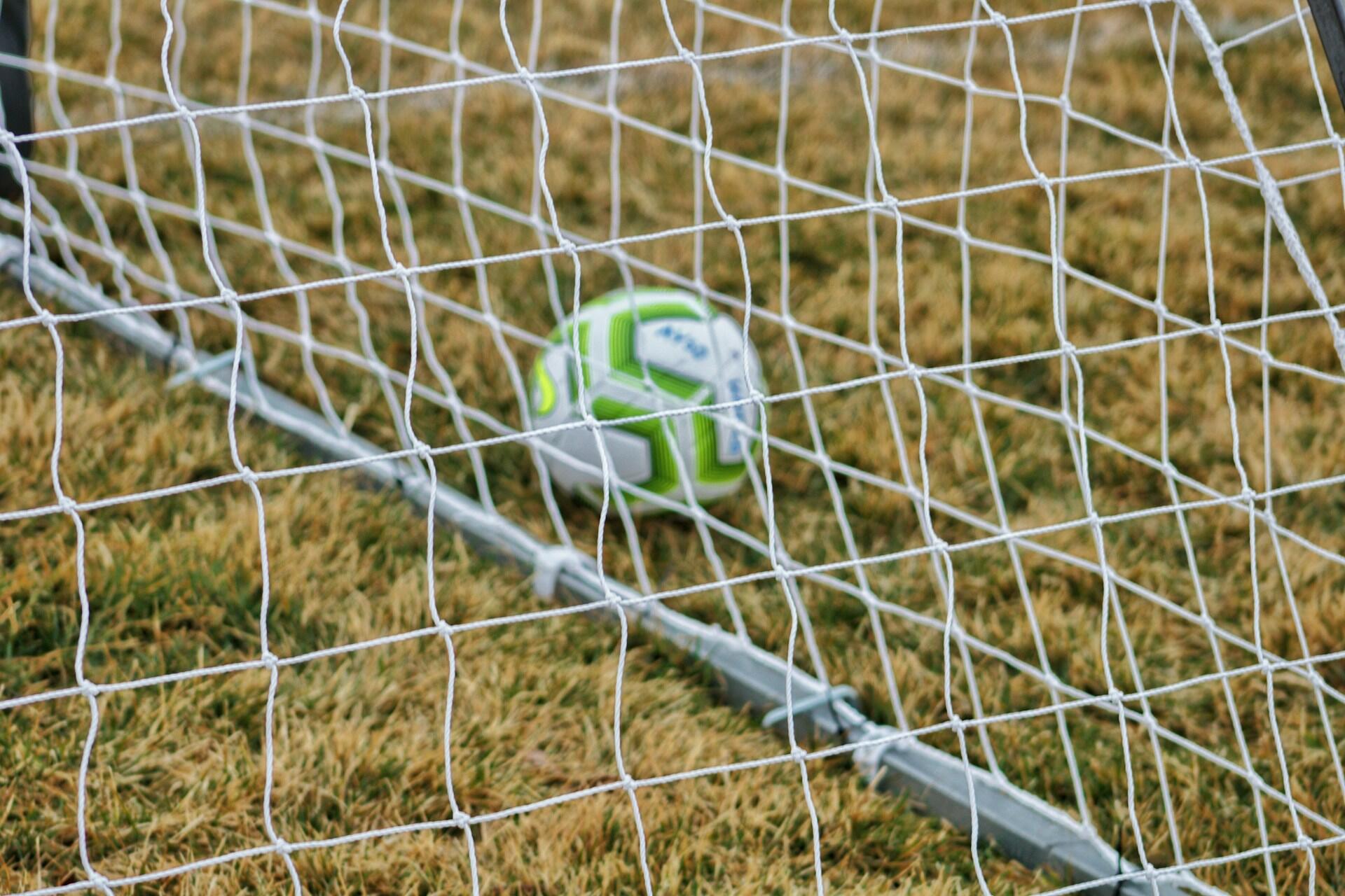 Ein Ball im Netz