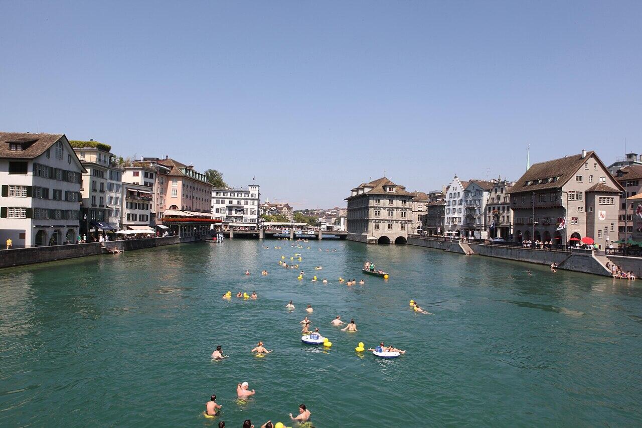 Teilnehmer des Limmatschwimmens in Zürich.