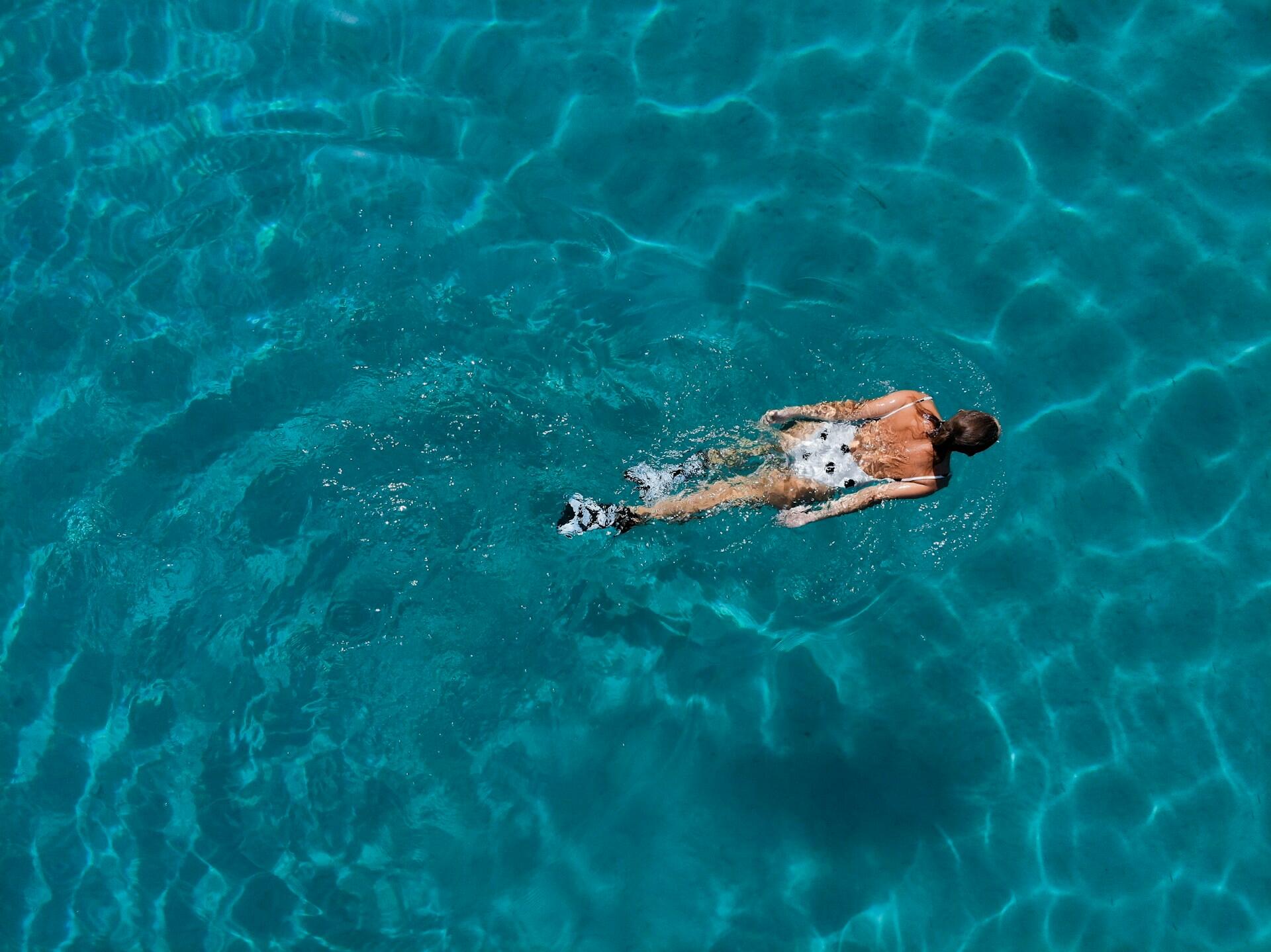 Eine Person im Wasser von oben fotografiert