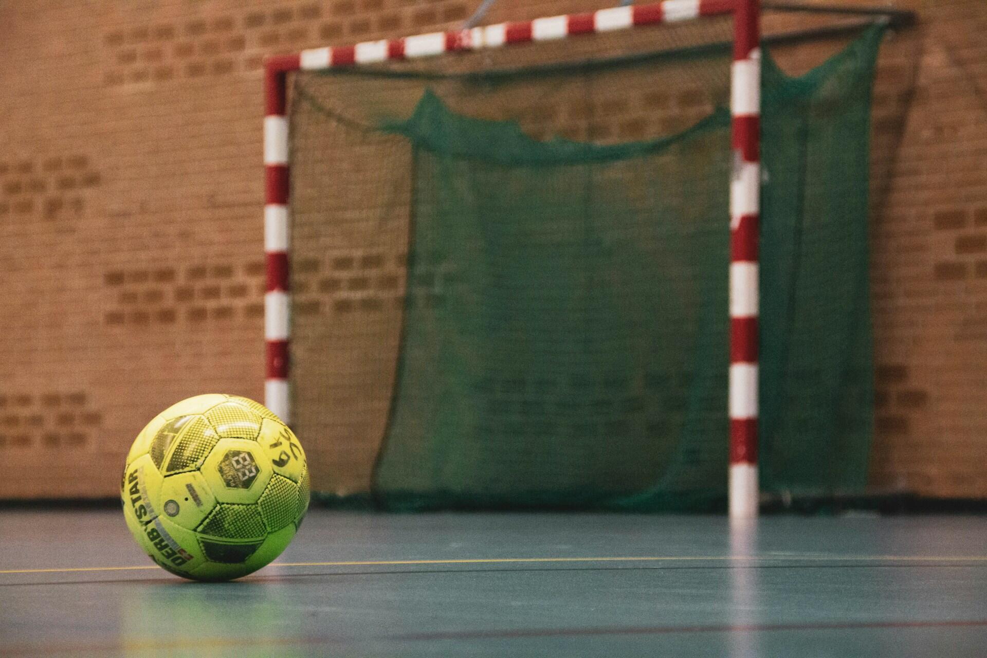 Eine Fussball in einer Fussballhalle