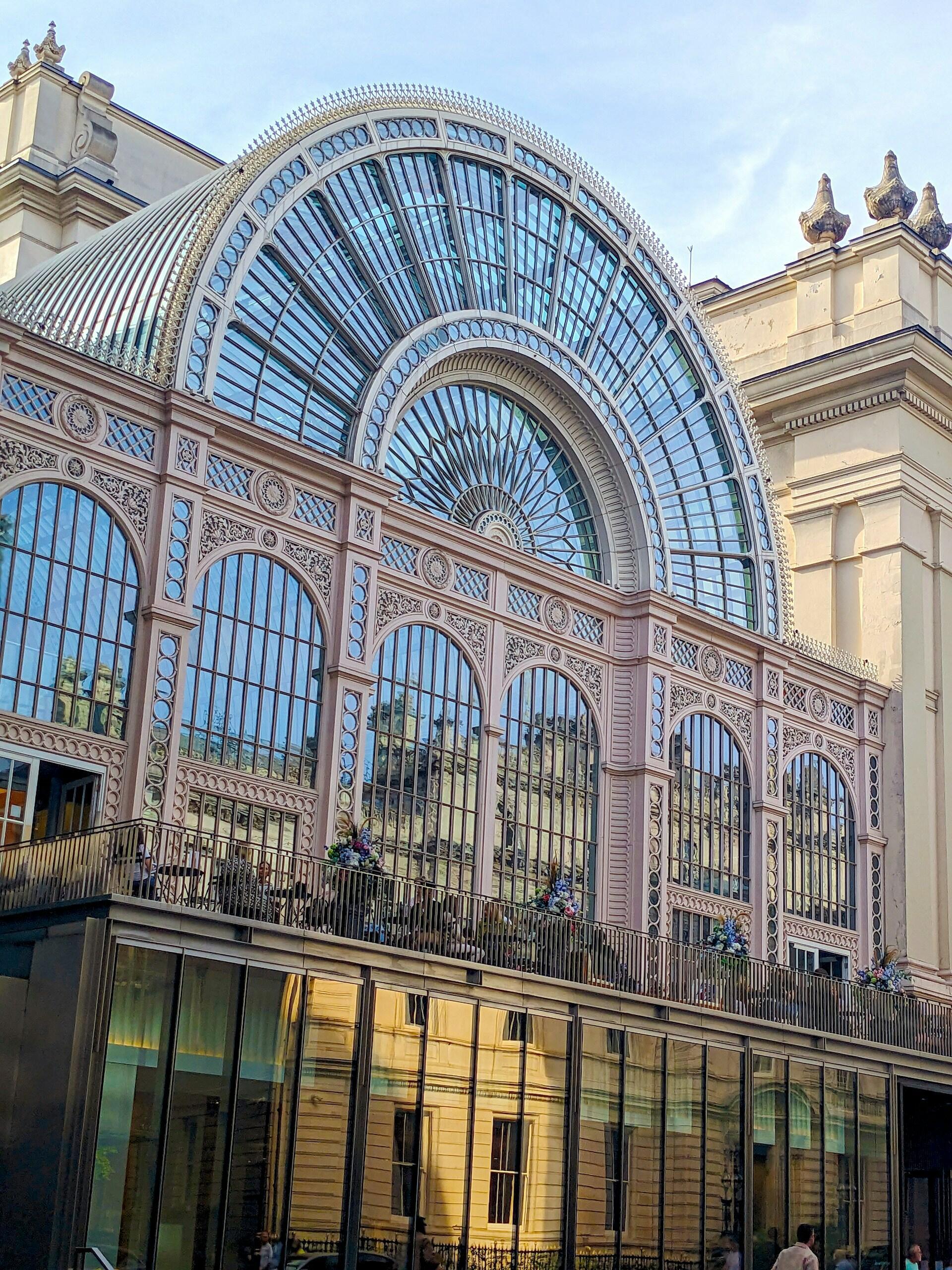 Spiegelndes Opernhaus in London
