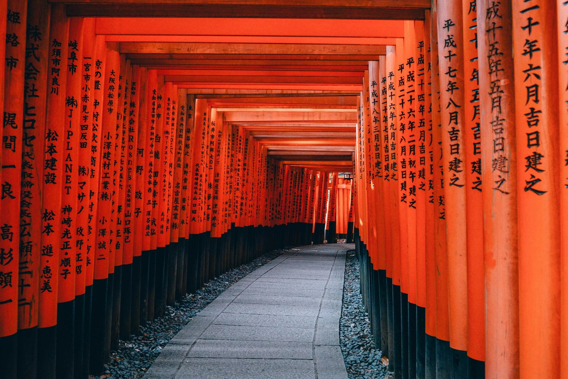 Ein Tempelgang mit japanischen Schriftzeichen